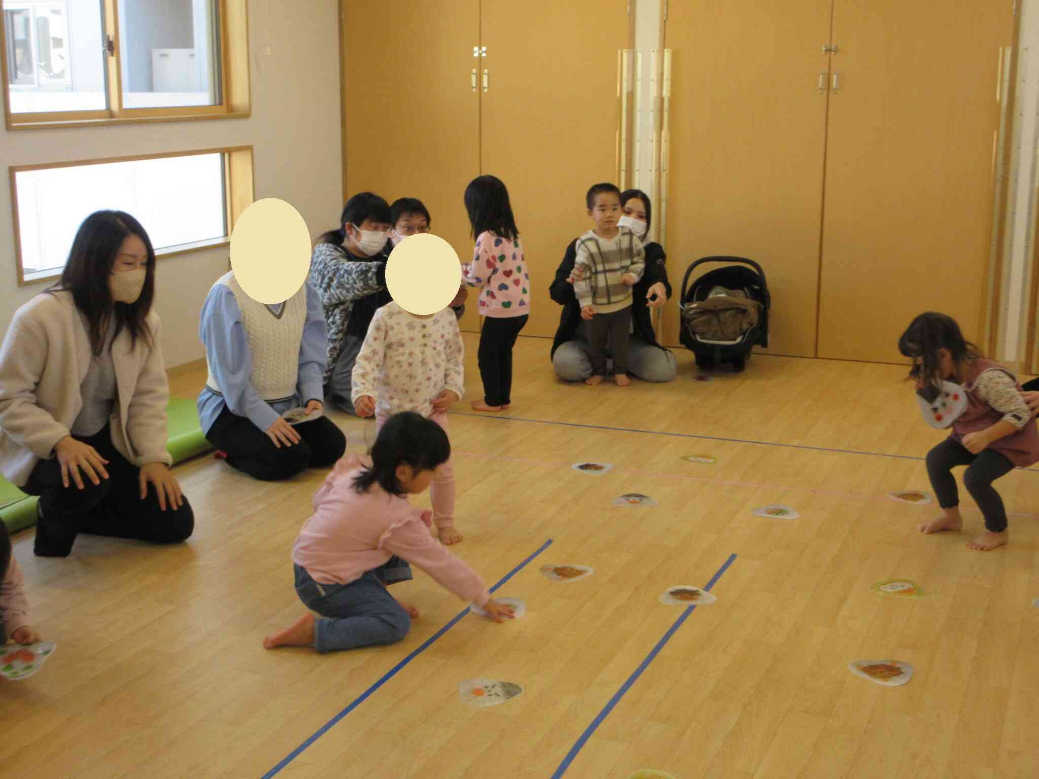 お母さんお父さんと一緒に絵札取りをしたよ！②