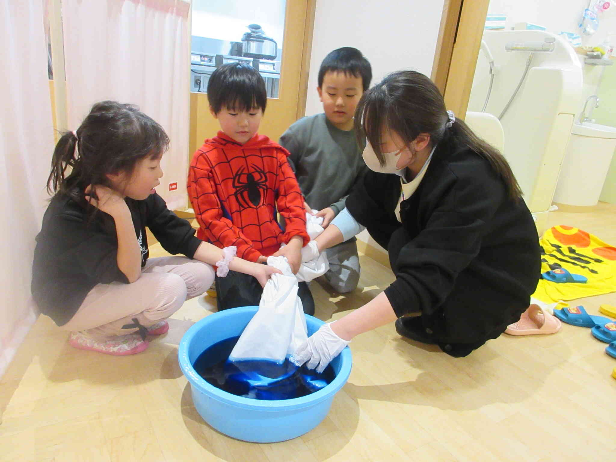 染粉で色を染めていきます