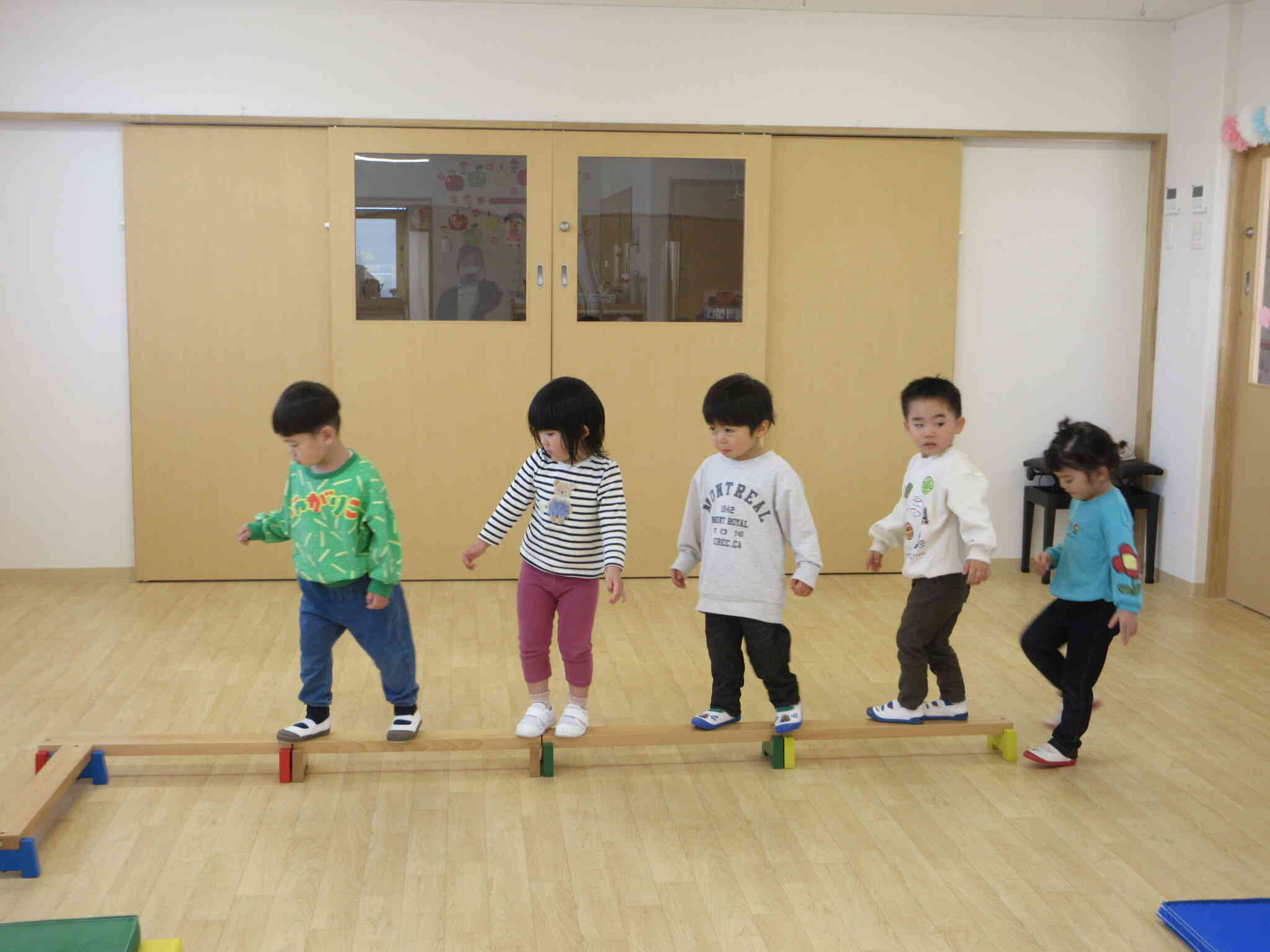 平均台に跳び箱ジャンプ…