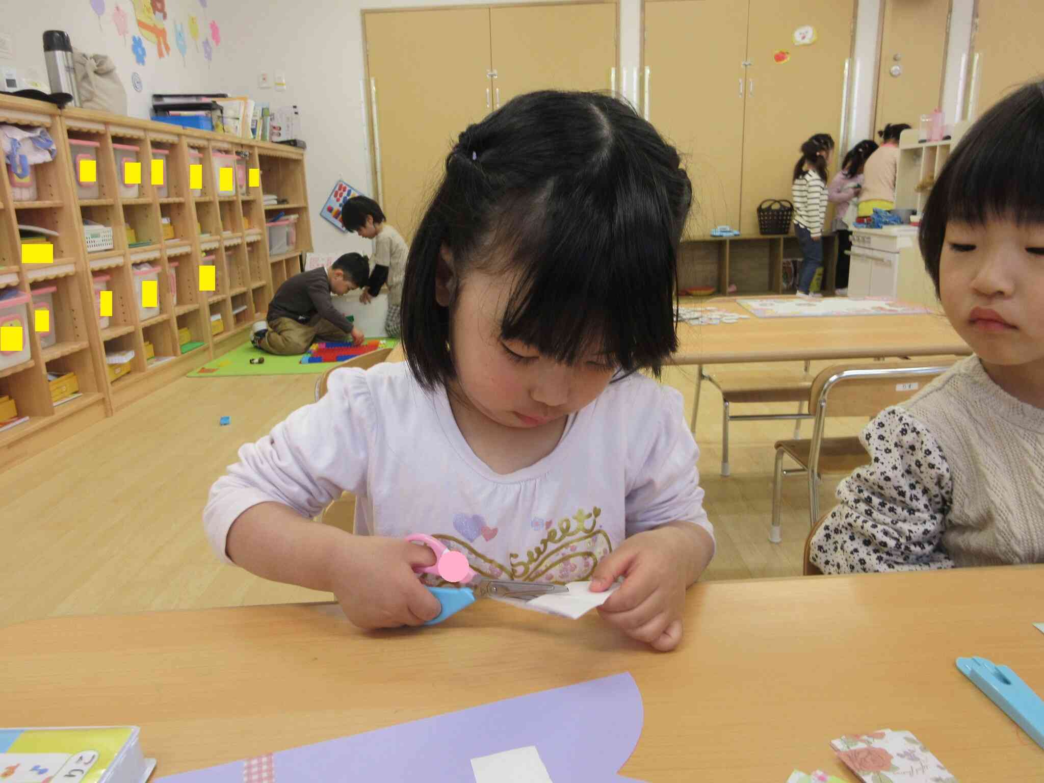 ハサミをチョキチョキ楽しいね