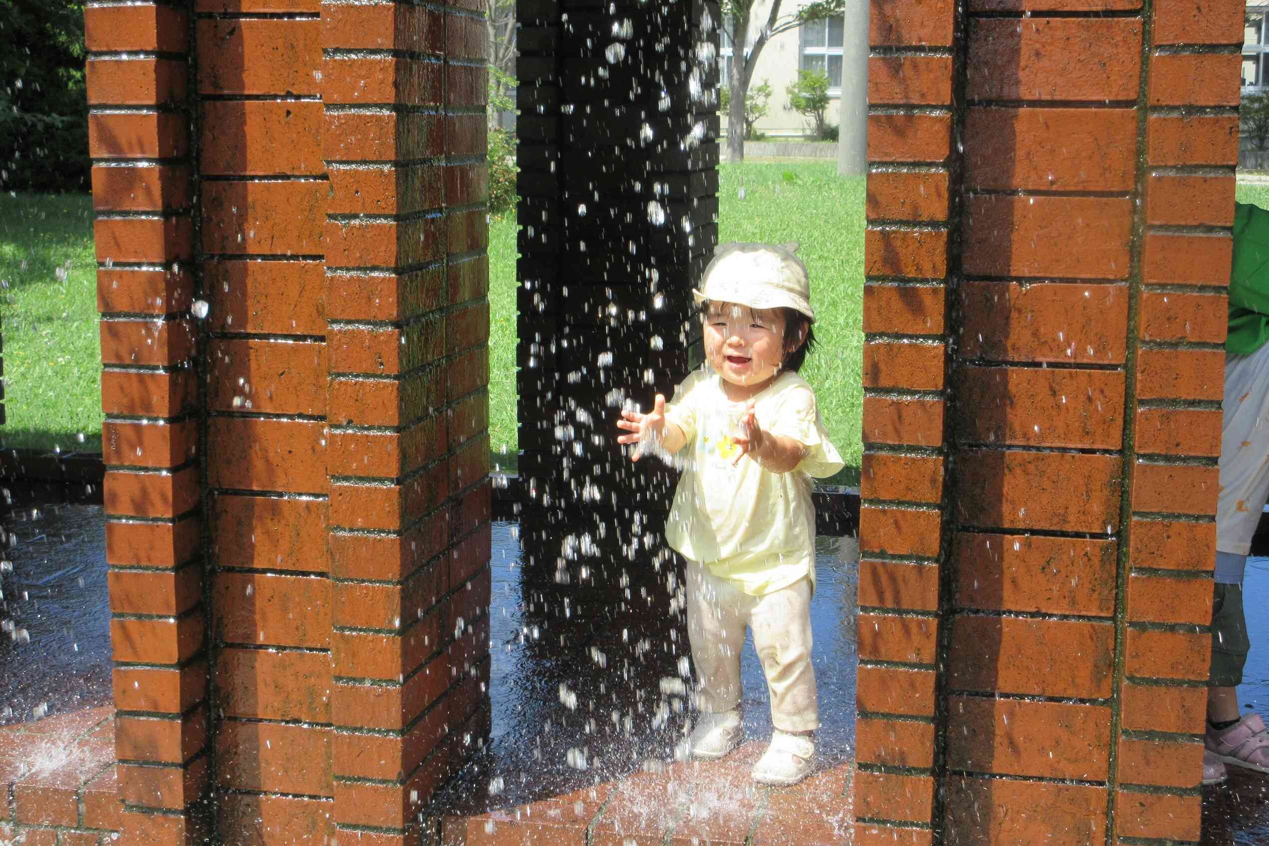 近くの公園でも水遊びをしたね