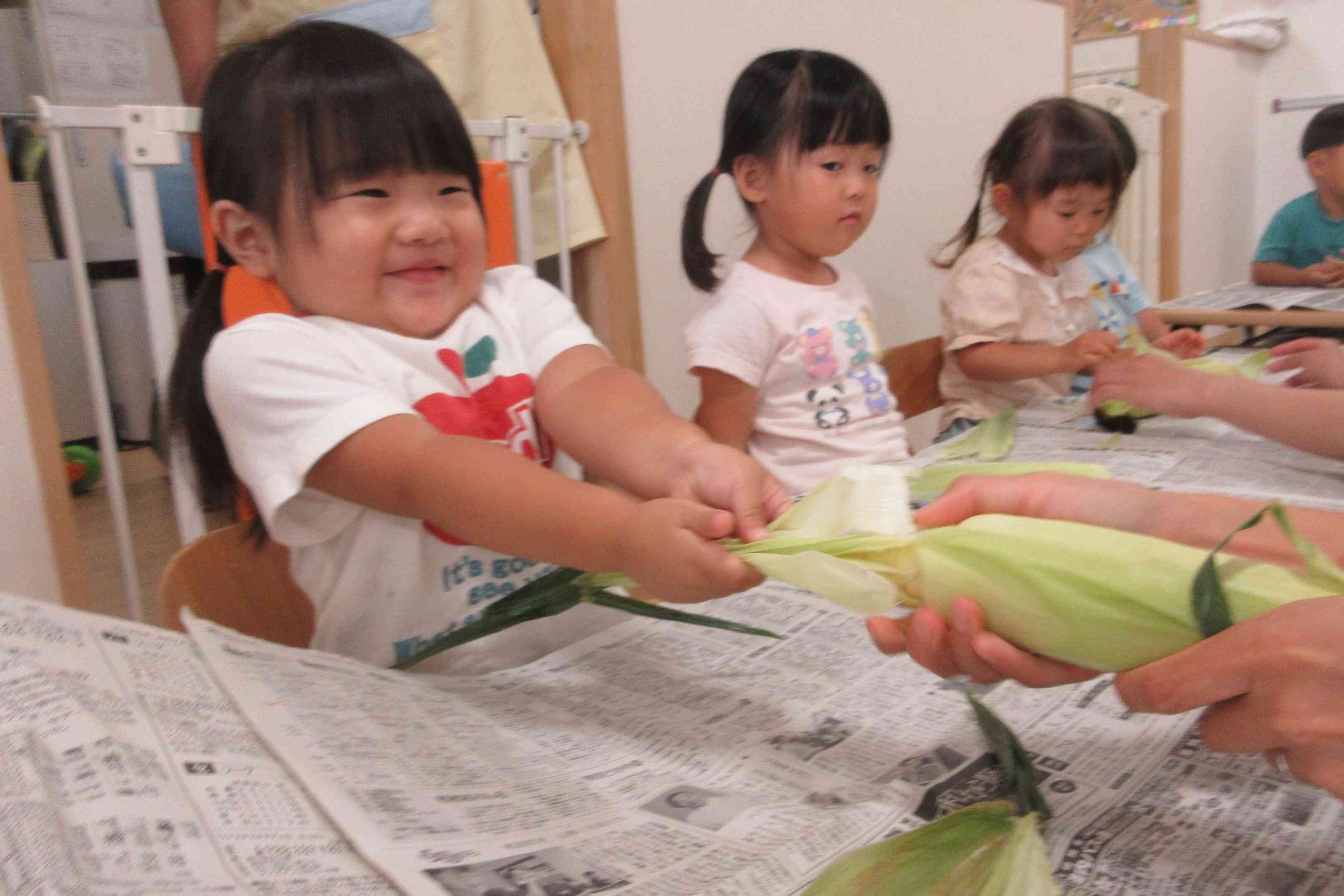 食育～とうきびの皮むき～