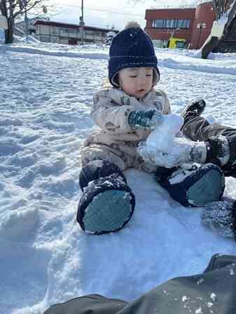 雪の感触を楽しんでいます！