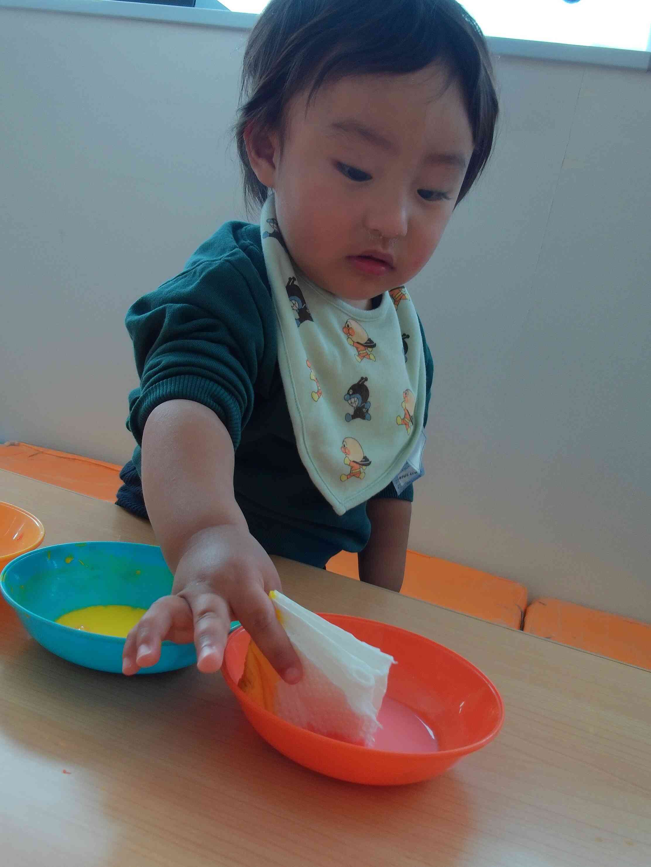 染め紙作り♬(０,１歳児クラスの製作)