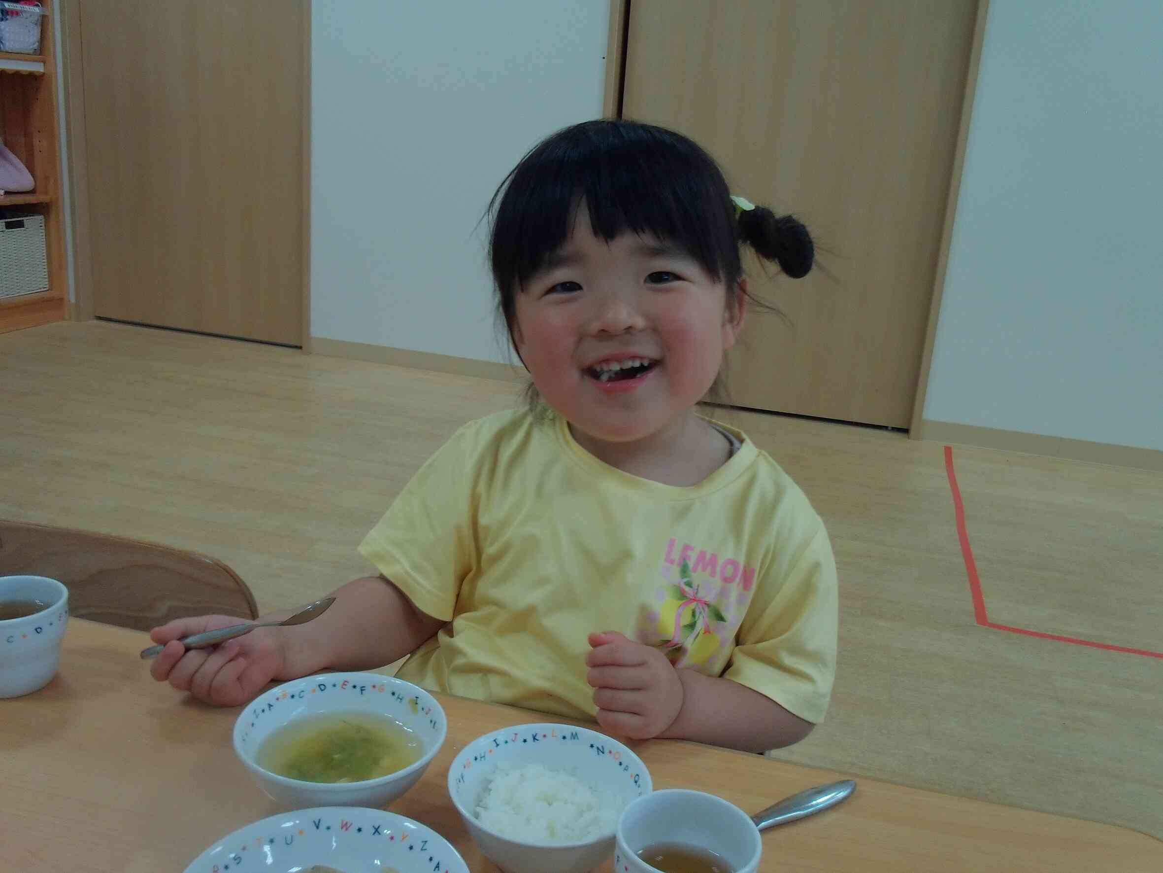 私たちも「いただきます♬」～２歳児クラス