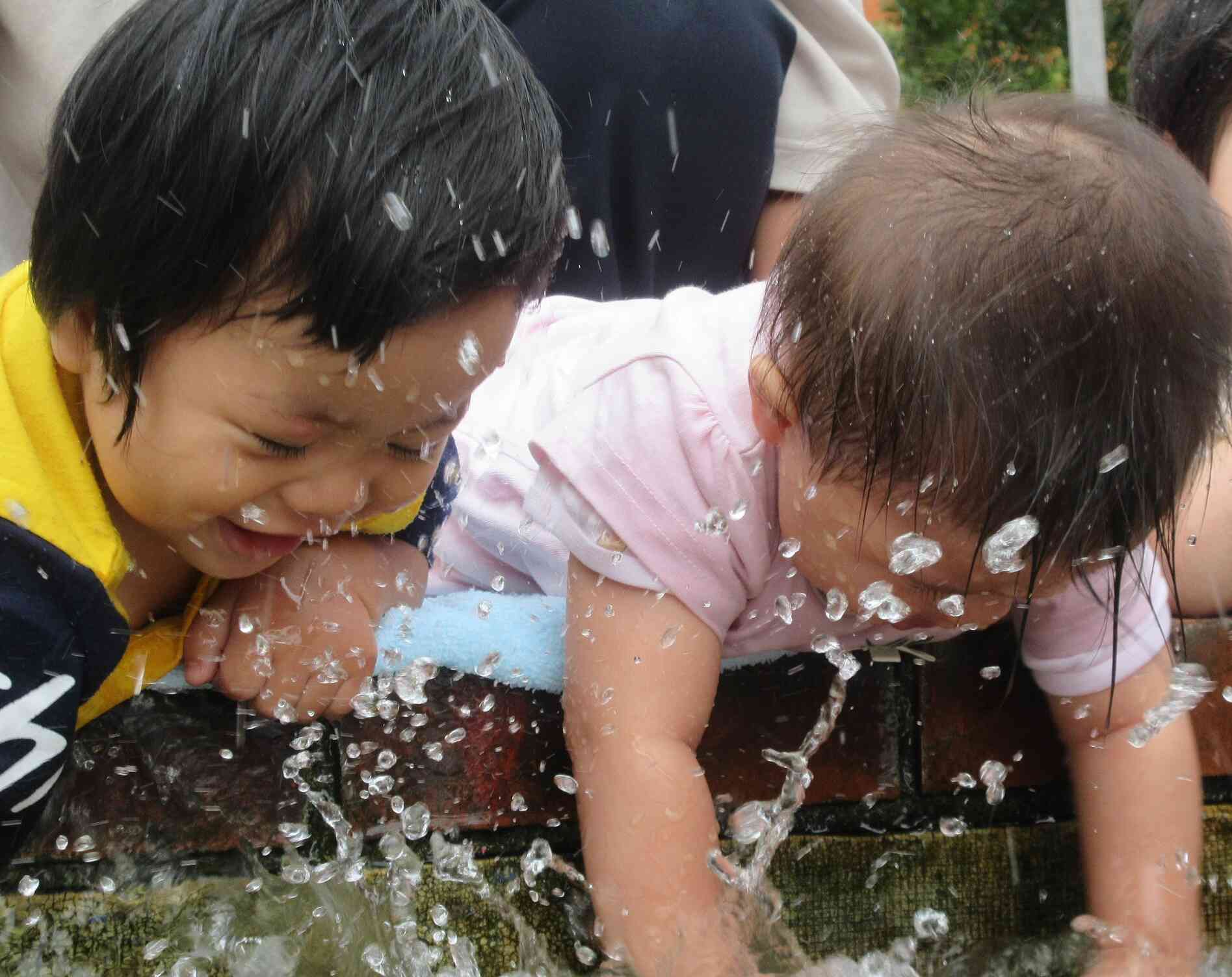 楽しかったね、水遊び♬(０歳児クラス)