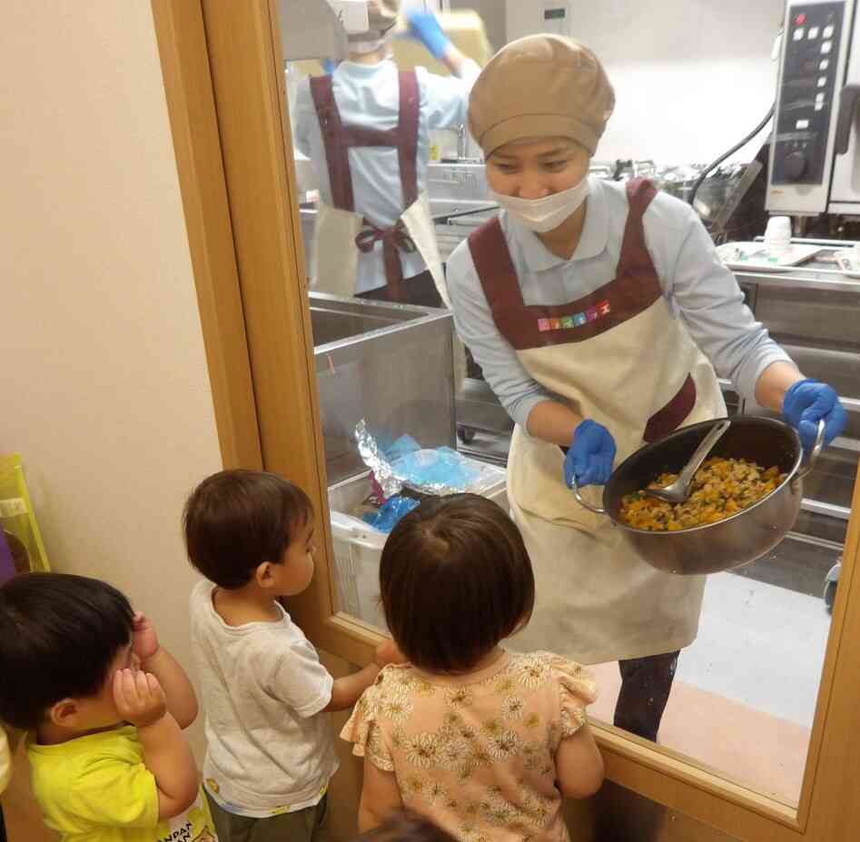 日々の遊びや学びの中で心と身体の成長を促し、 創造力や自己表現力を引き出し視野を広げます。