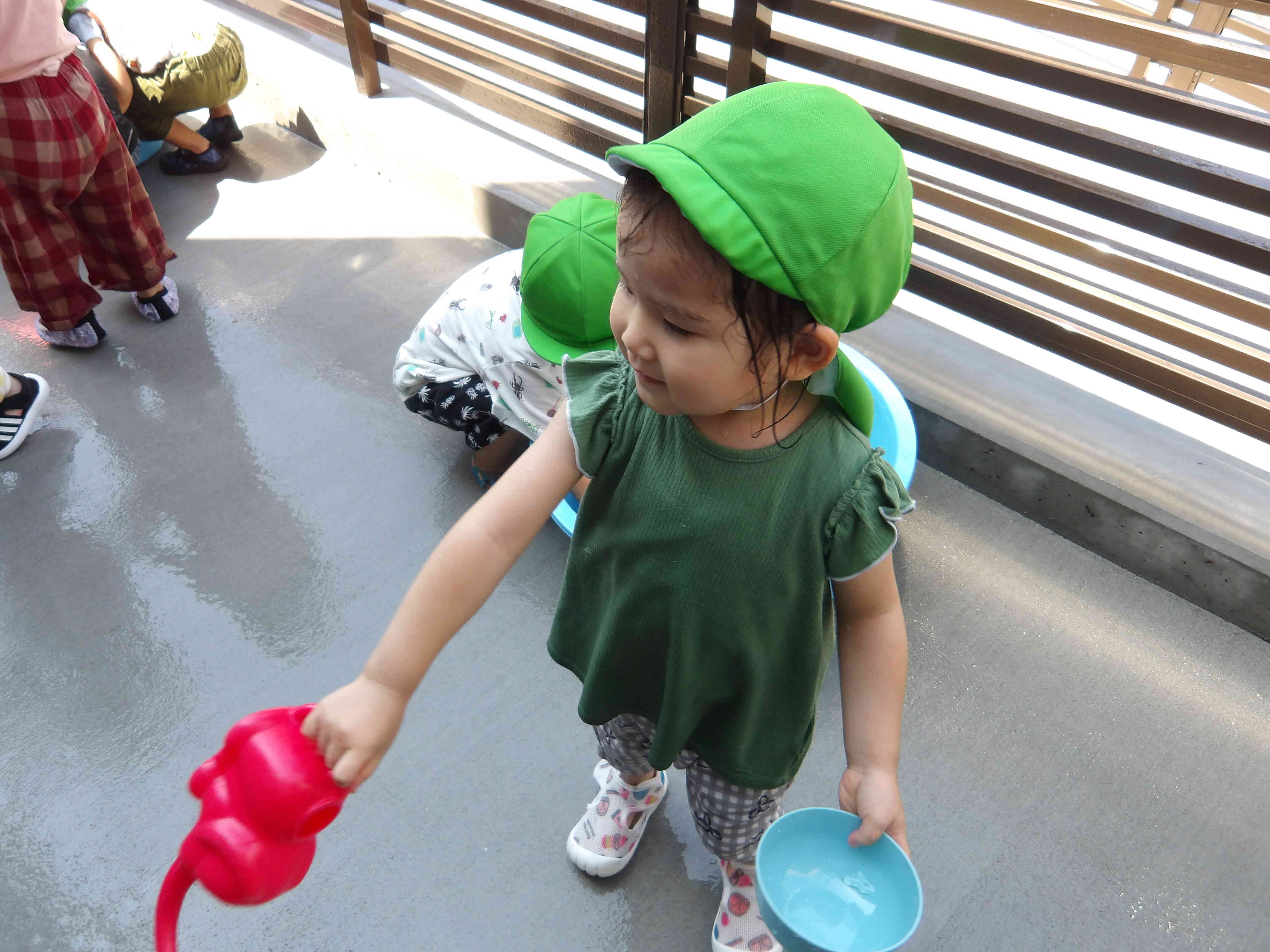 お水冷た～い！びしょびしょになっちゃった！