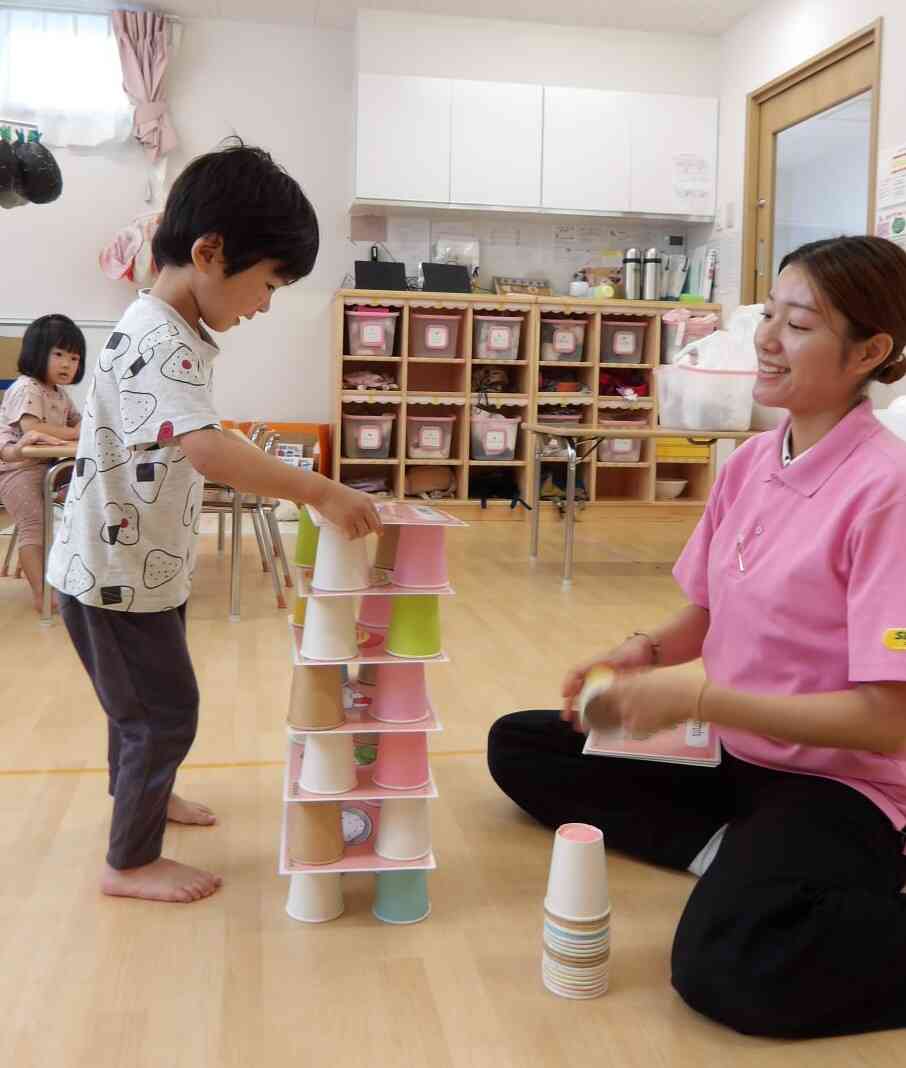 英語のカードを上にのせて…