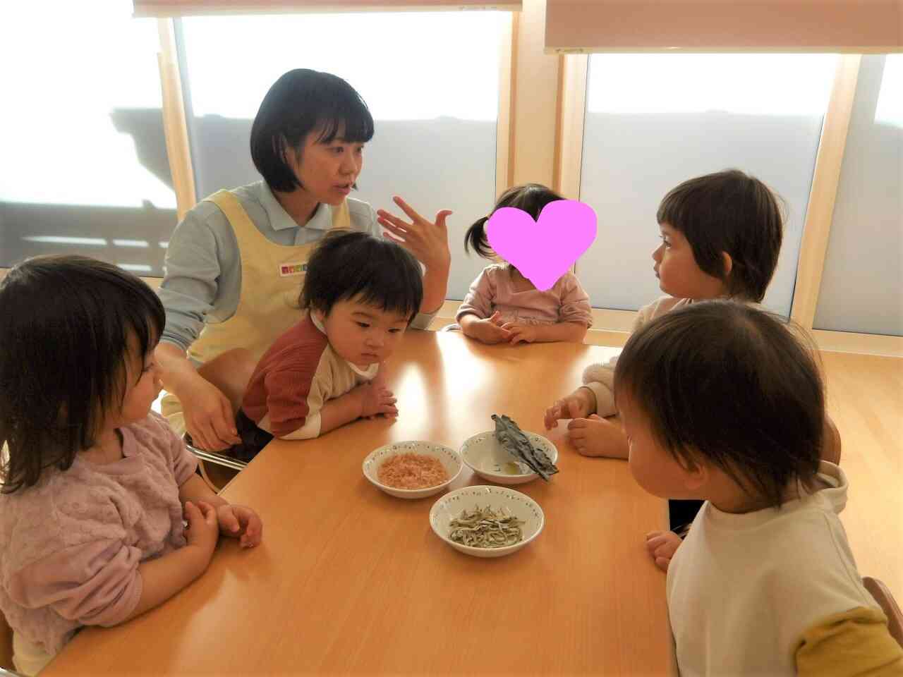 触ったりにおいを嗅いだり…