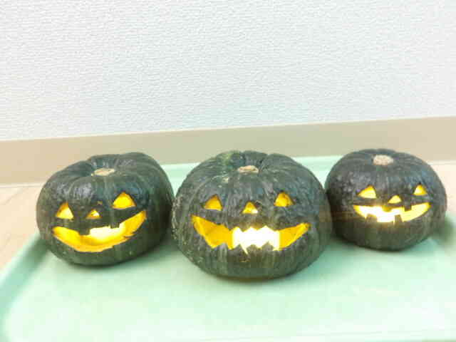 お給食の先生お手製の、本物のカボチャを使ったジャックオーランタン。クォリティ高いです。