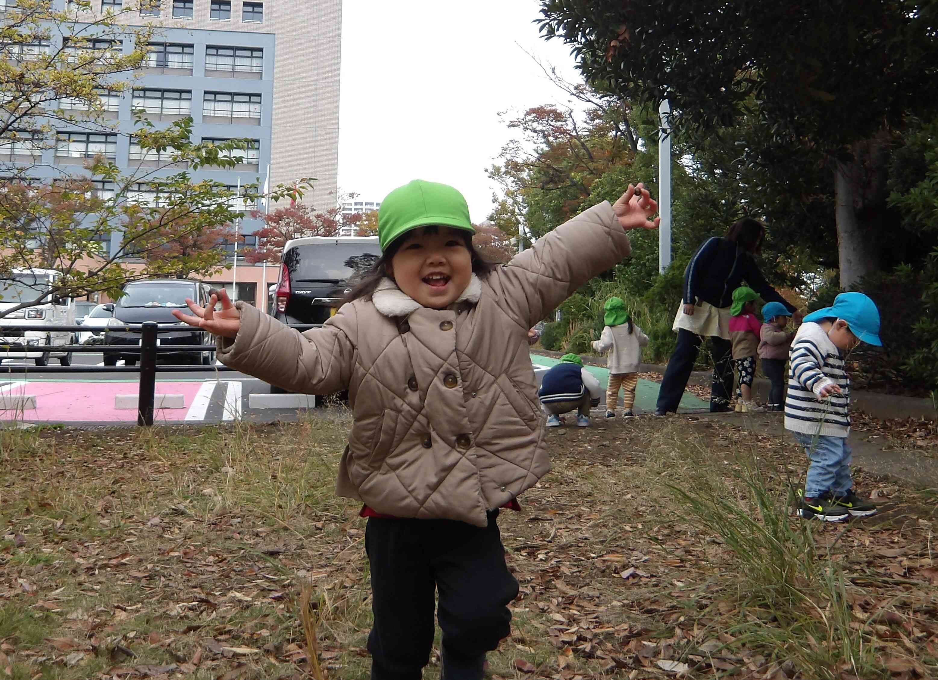 やったー！どんぐりみつけた♪