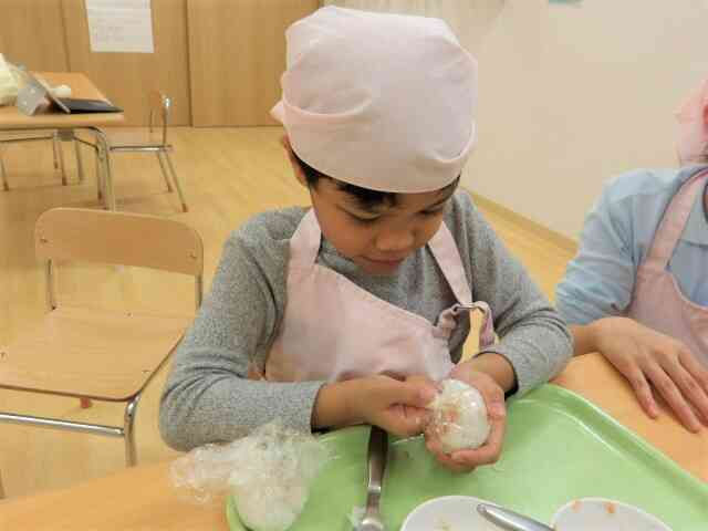 ラップでおにぎりを握ります♪