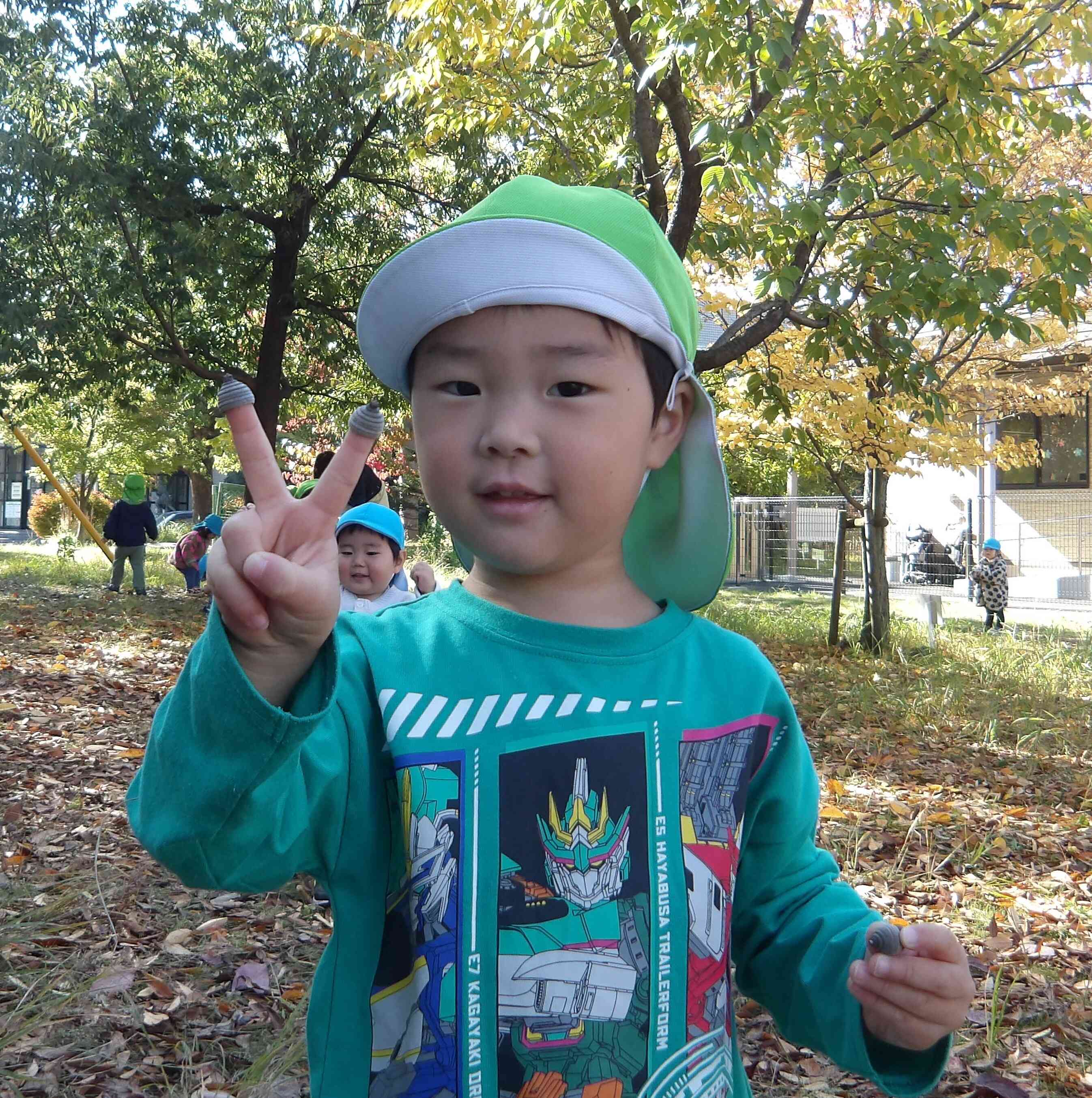 どんぐりの帽子、指にかぶせてみたよ！