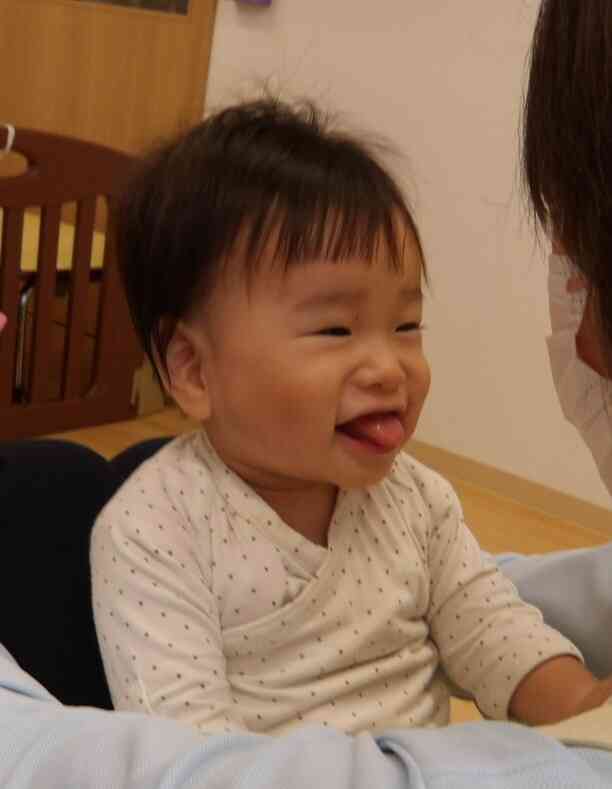 先生と向かい合っていないいないばぁ!たのしい♪