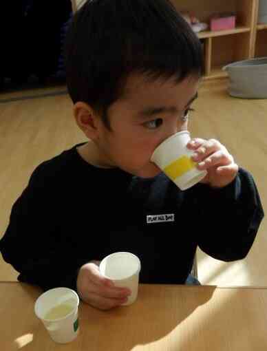 黄色い印のコップから飲んでみよう！