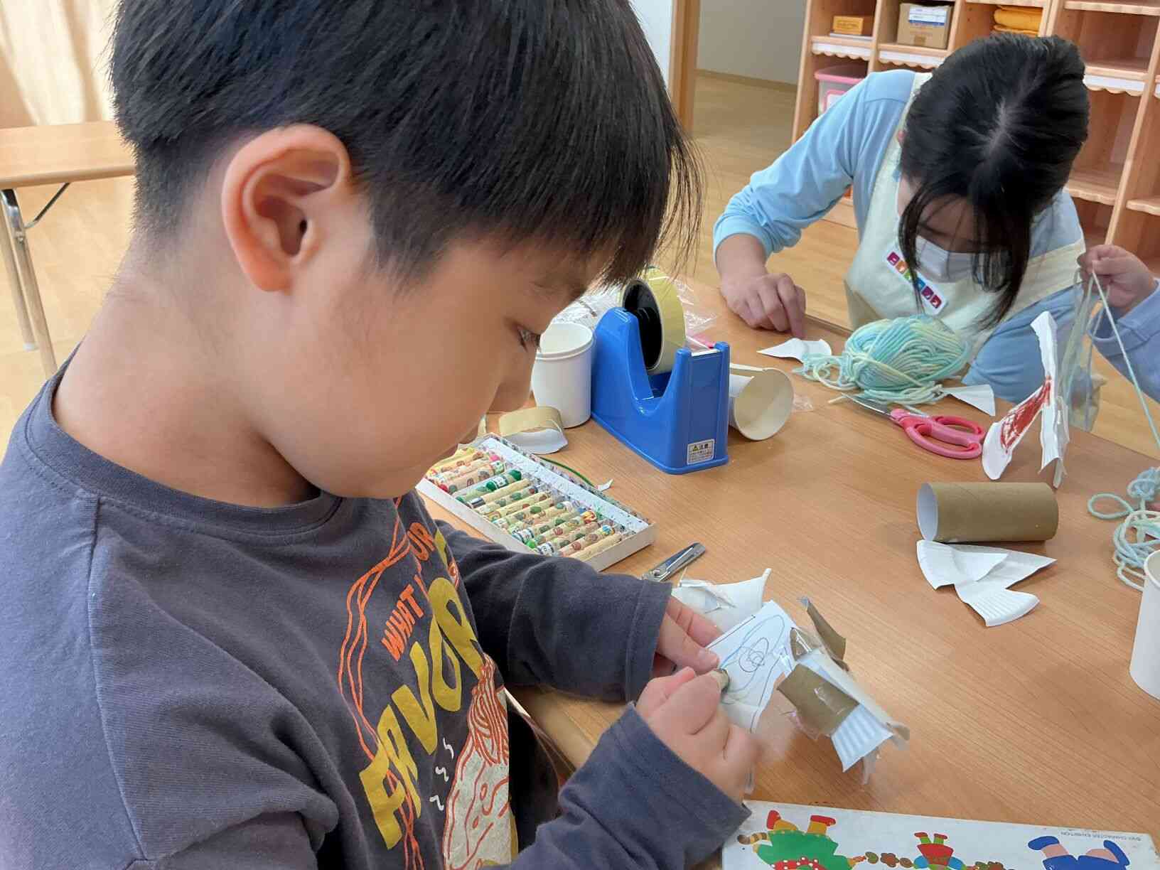 そして仕上げにトナカイの顔を書きます