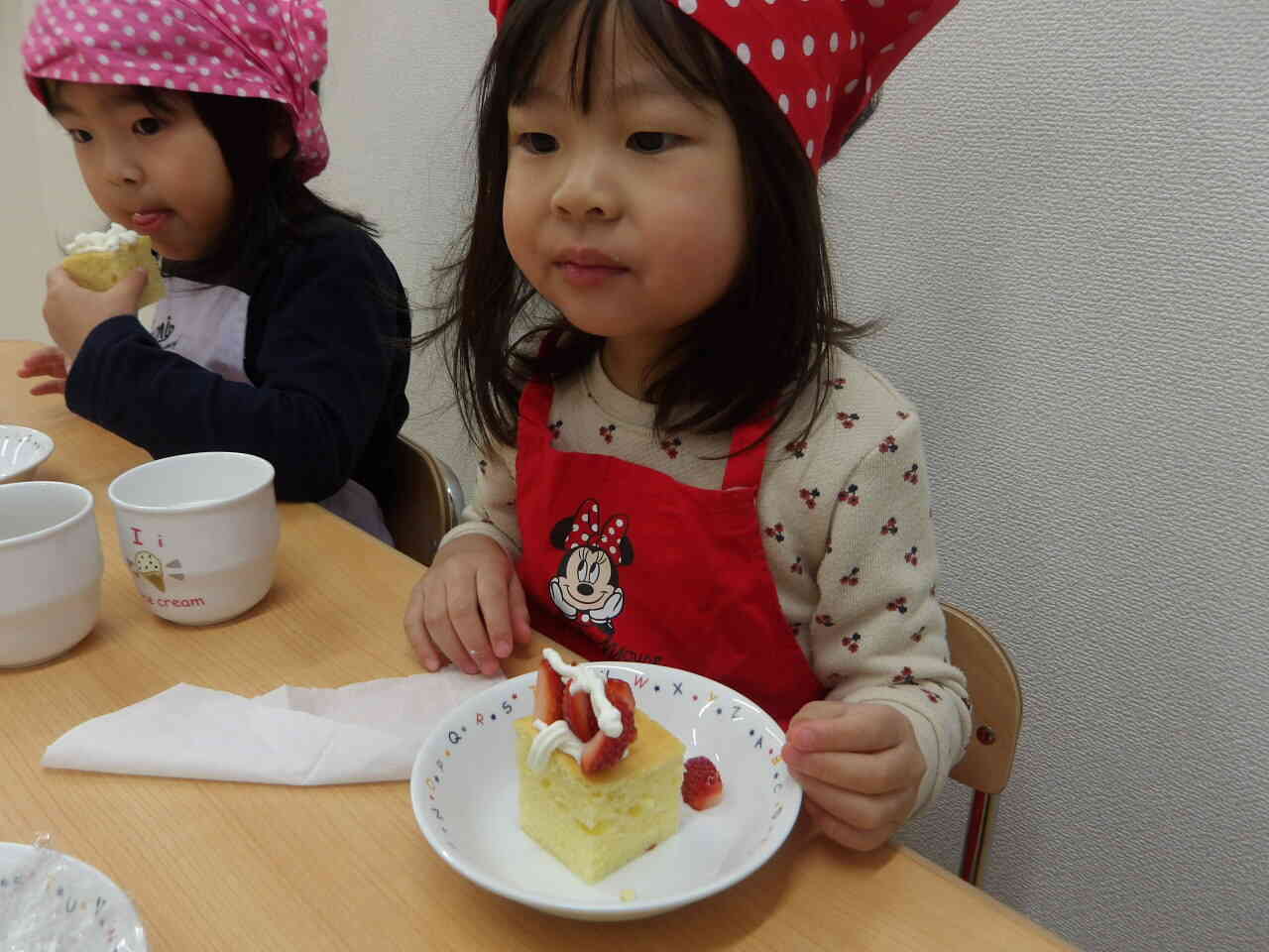 最後にイチゴをのせて完成！食べます♪