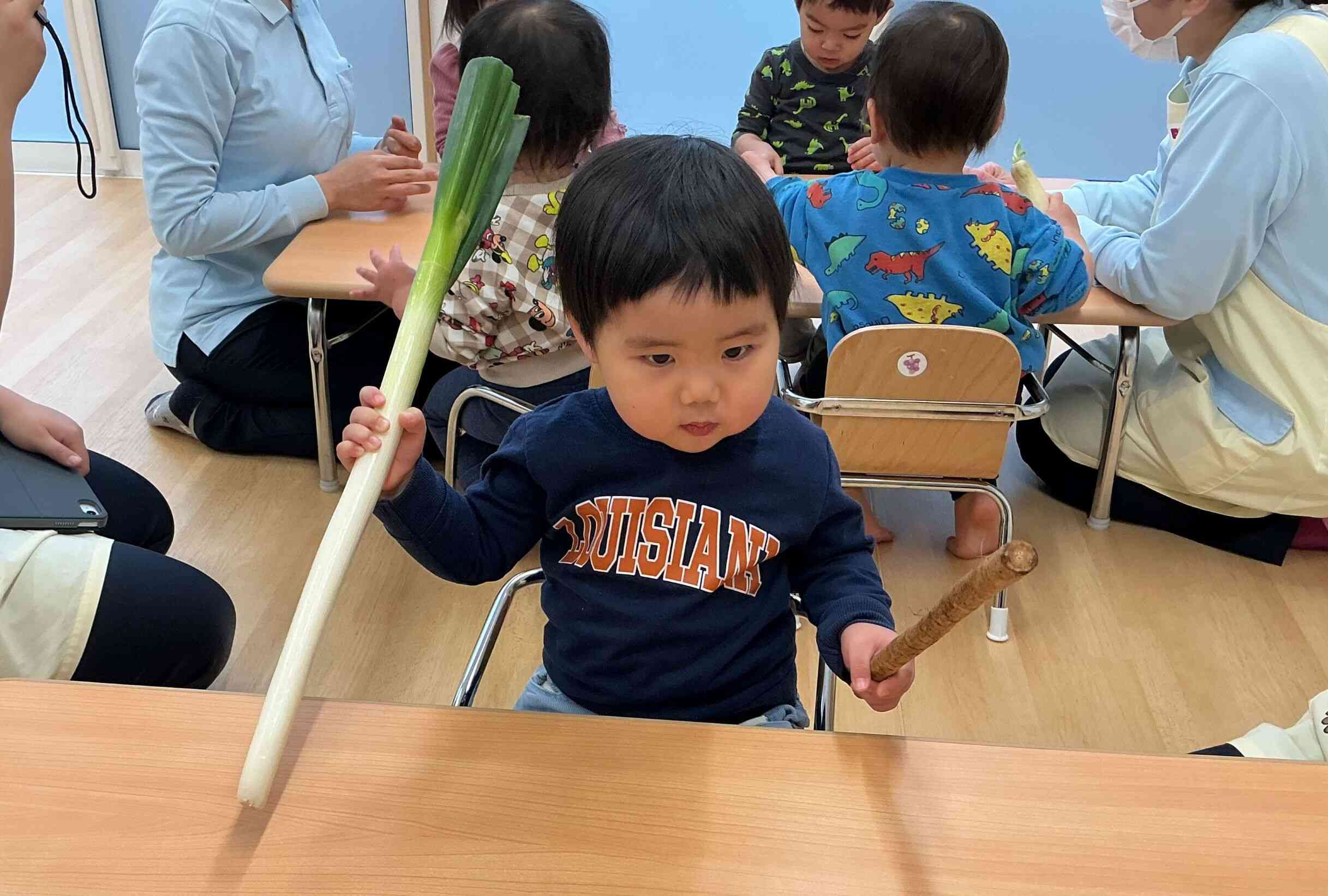 右手に長ネギ、左手にごぼうで...二刀流！（笑）　冬野菜も美味しそうです♪