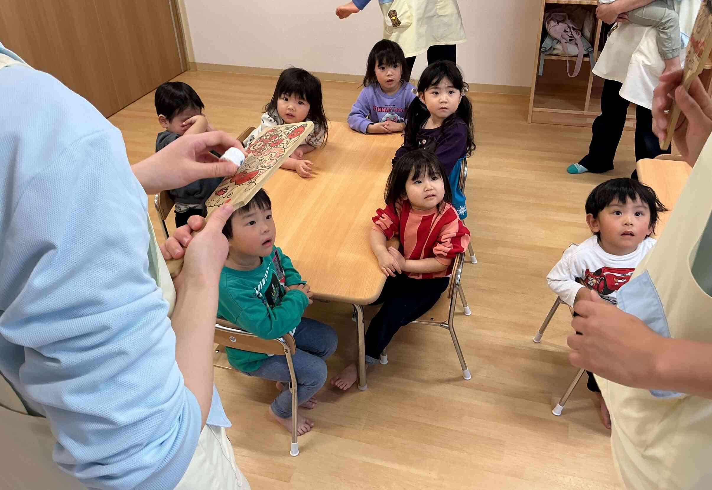 今日はうさぎ組（2歳）さんがお正月の遊びを教えてもらいます