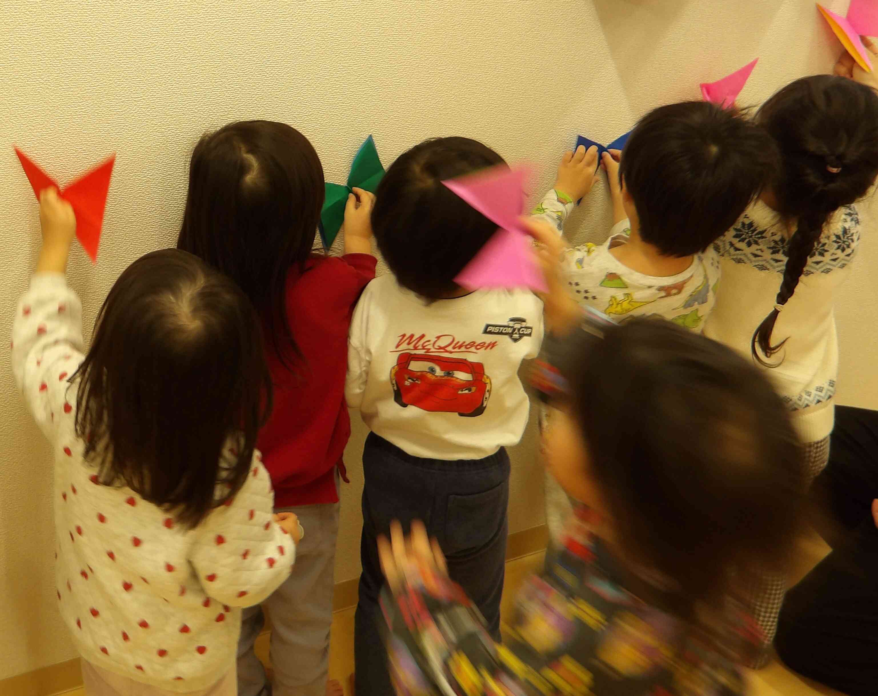 蝶々が壁に止ーまった♪