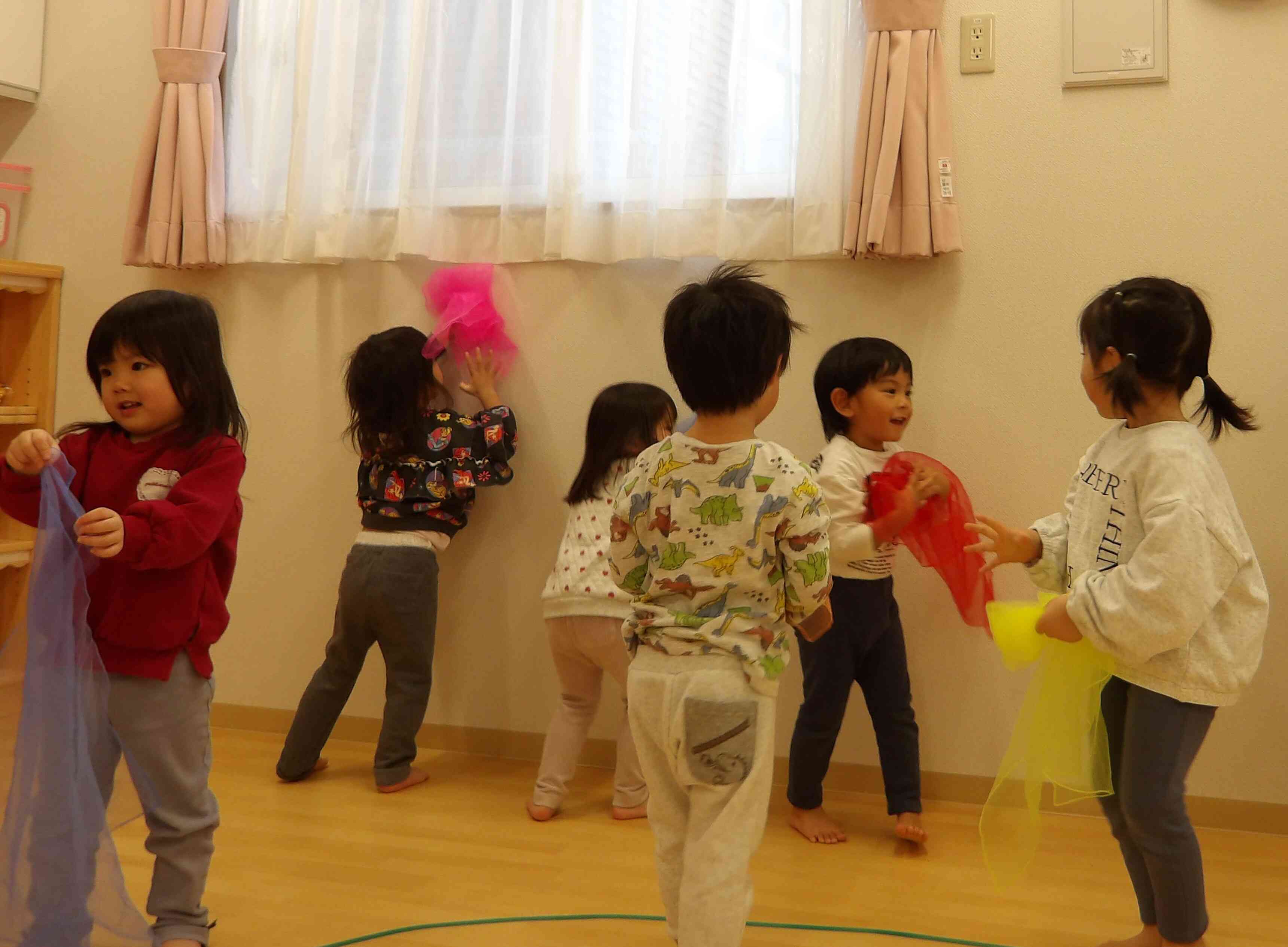 今度はリトミックスカーフを使って遊ぶよ。