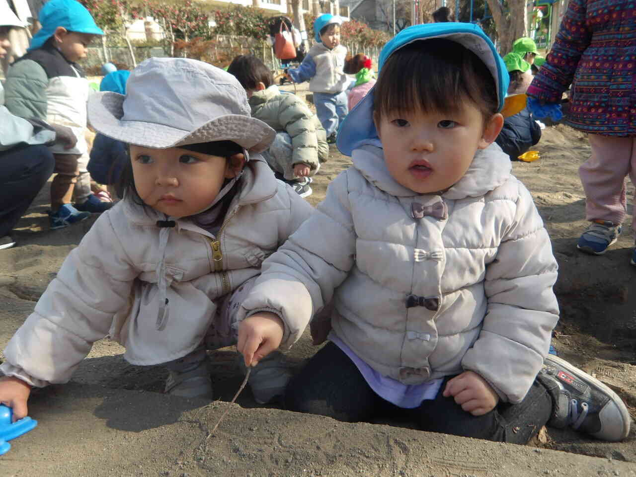 ひよこぐみさんもお砂場に夢中！