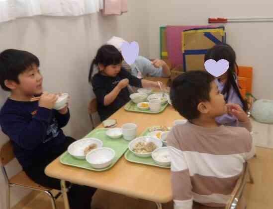 今日の給食は３人のえいようレンジャーがそろっているかな？