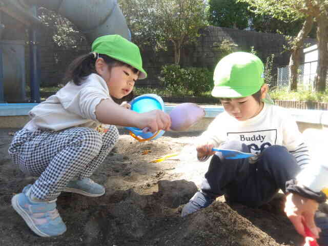 砂場でお山をつくってみよう！