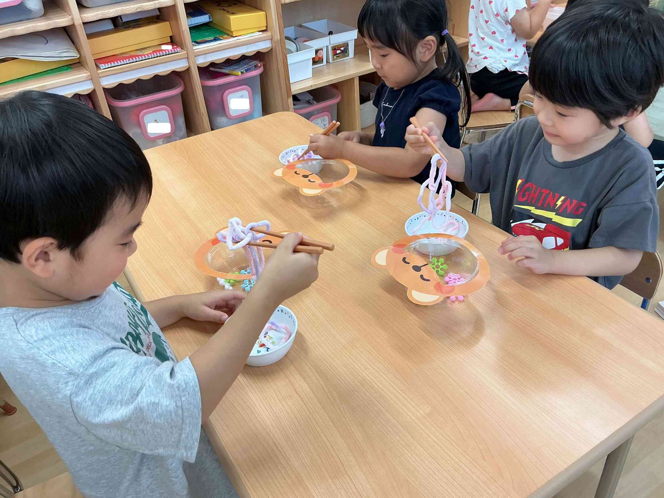 お箸で麺をすくってみよう！