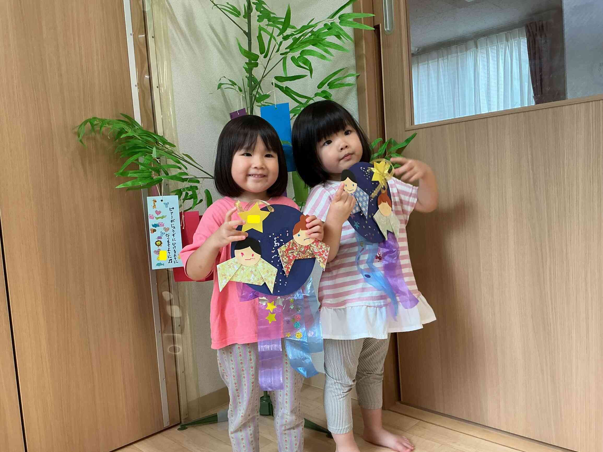 笹飾りの前で記念写真
