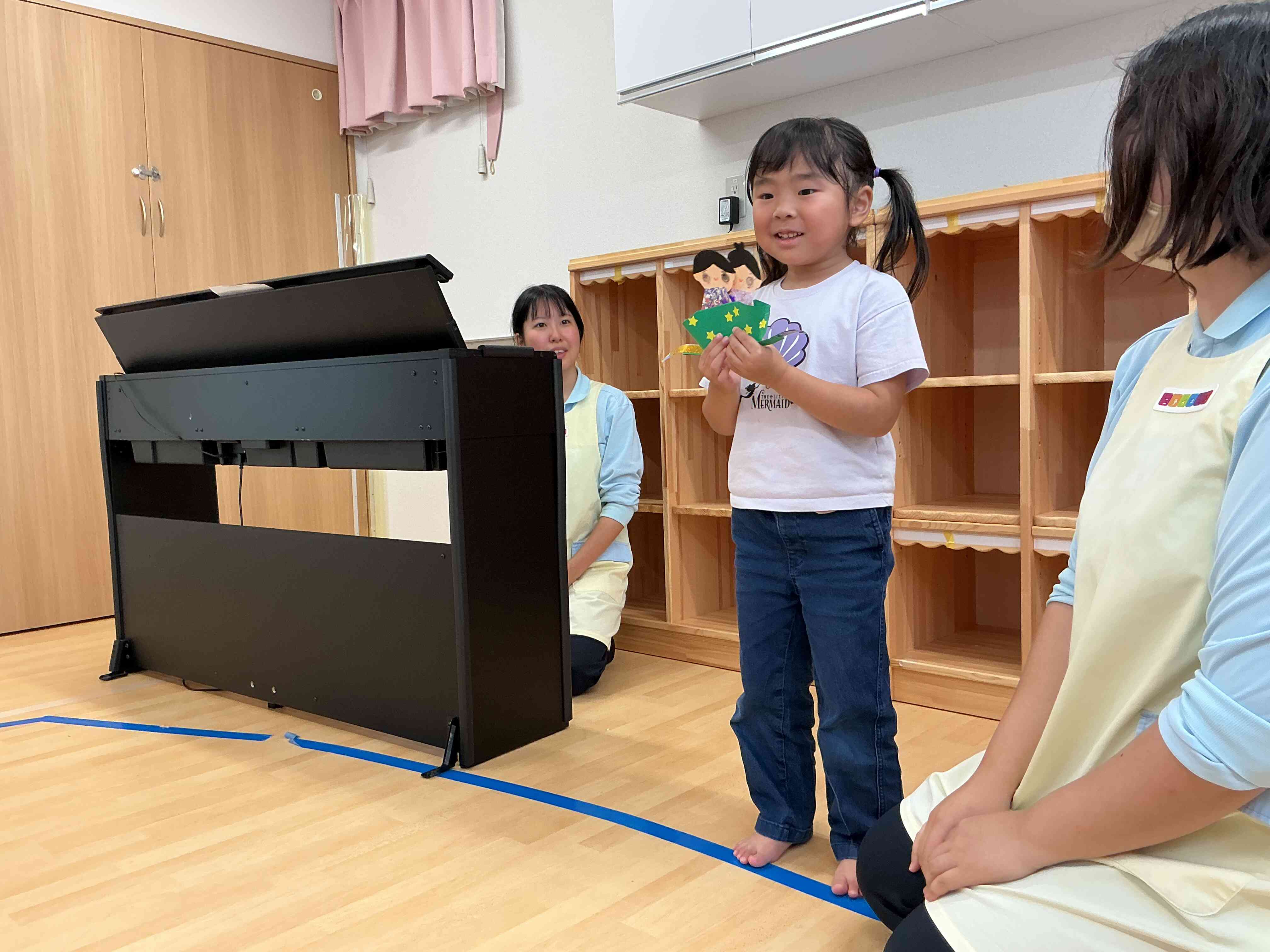 たなばたの製作を見てもらいます