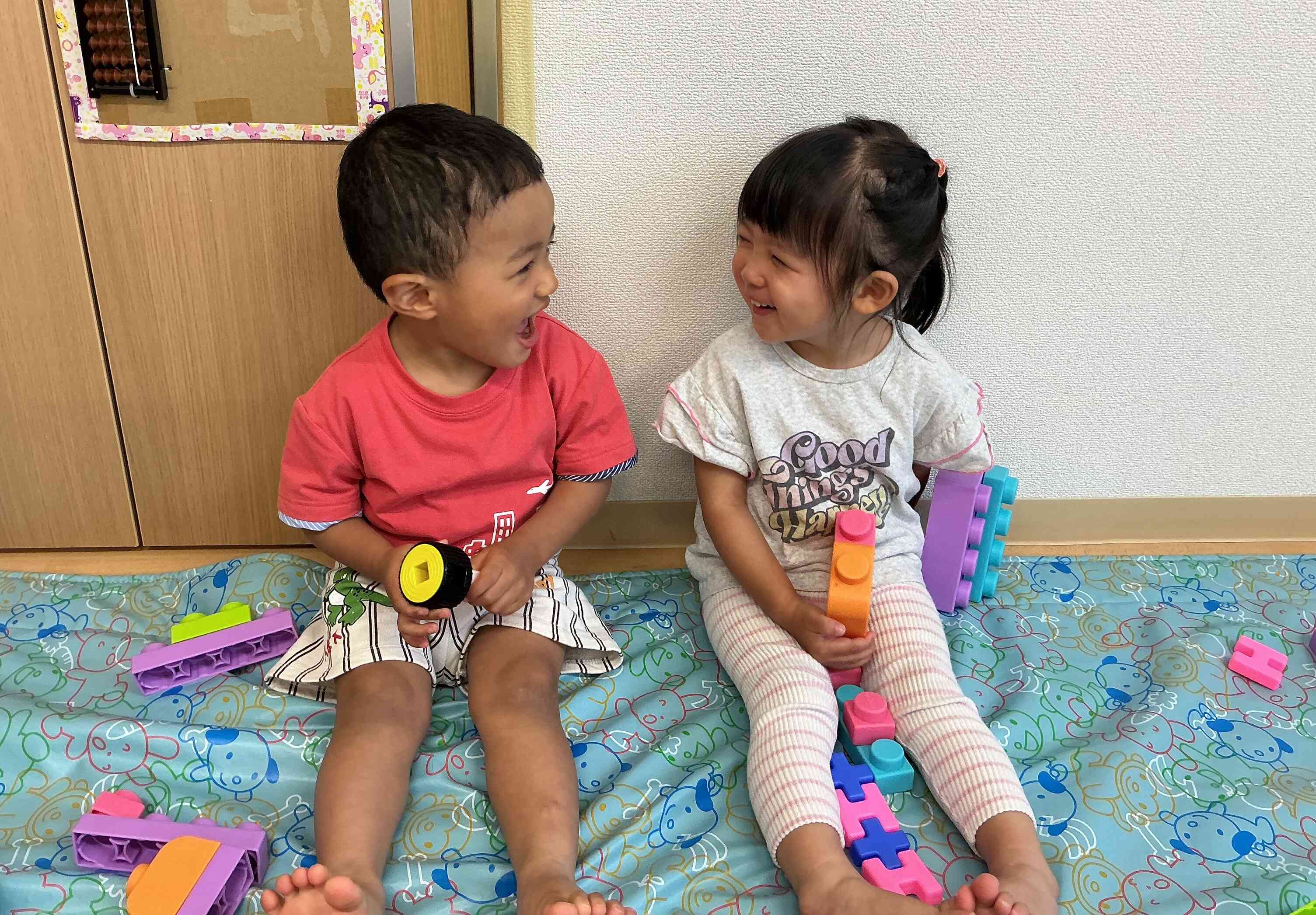 日々の遊びや学びの中で心と身体の成長を促し、創造力や自己表現力を引き出し、視野を広げます。
