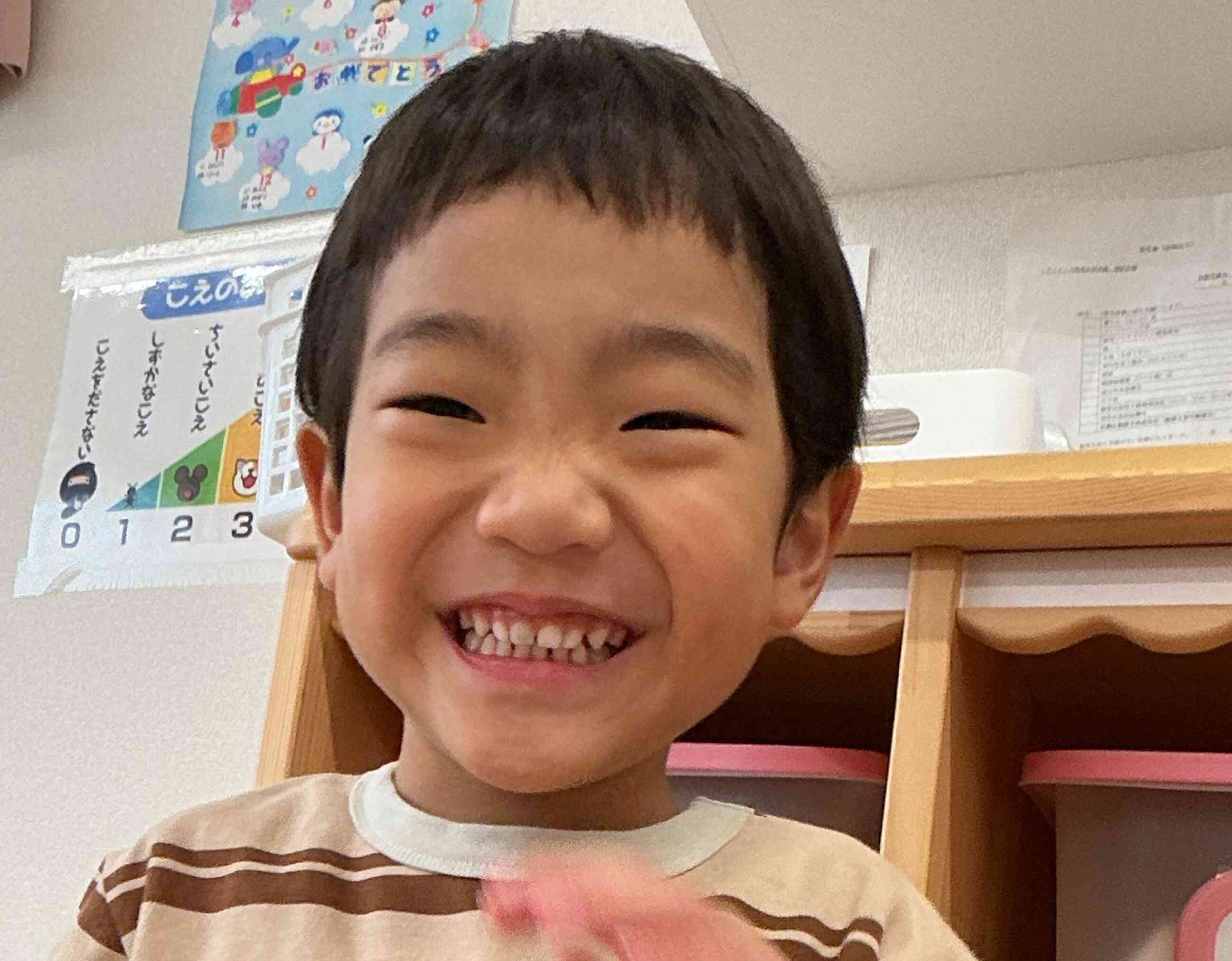 新聞紙で王様の冠とかいろいろ作ってみました。