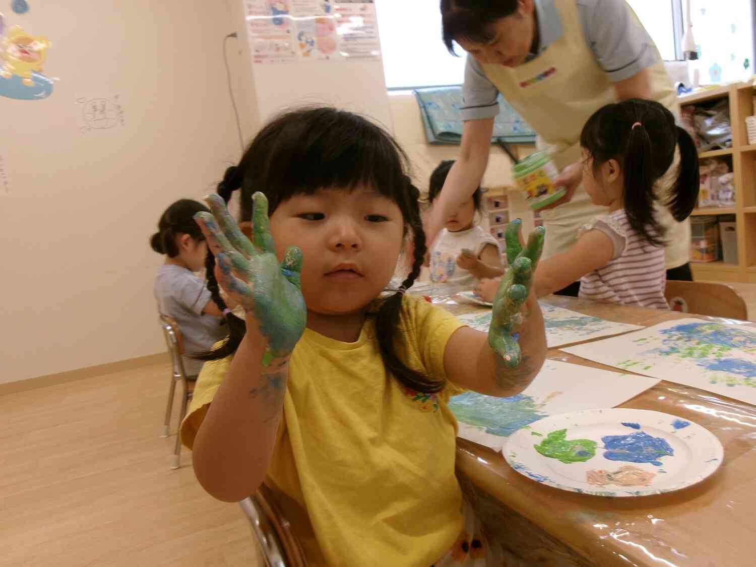 絵の具、たっぷり～【2歳児：うさぎ組】