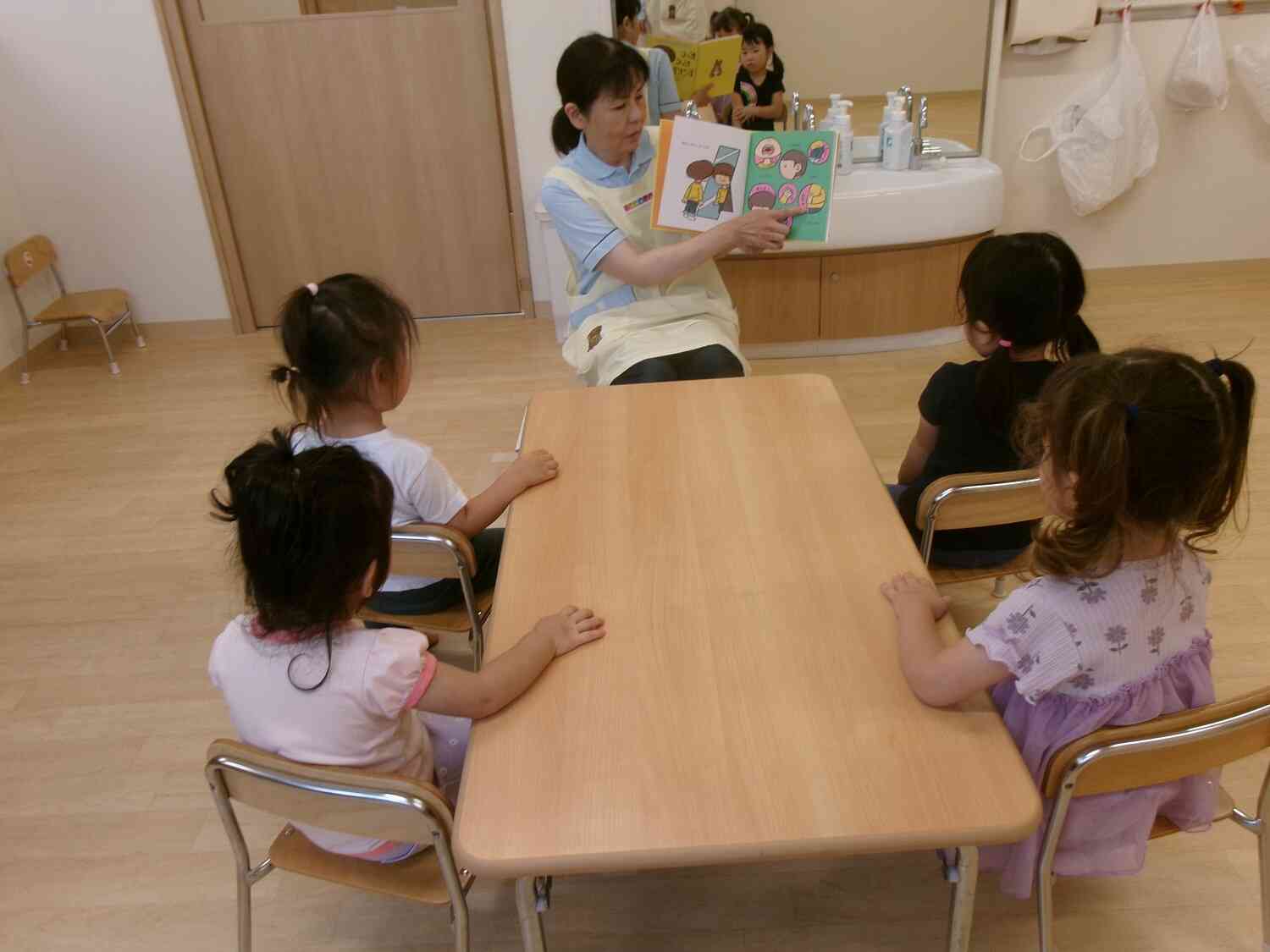 看護師の先生と「プライベートゾーン」について学び中。2歳児だって大事な学びがありますね。今から知って行こうね。