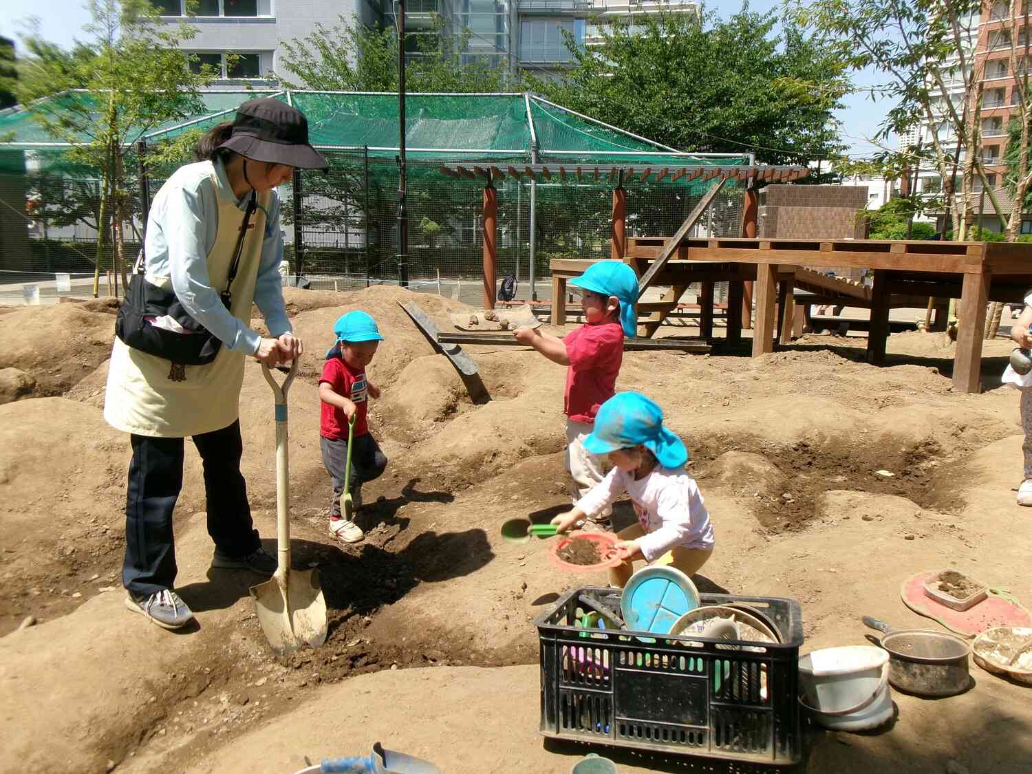 恵比寿南一公園（どろんこパーク）で遊ぶ時、必ずどろんこまみれで保育園に帰ってきます。おもいっきり楽しんでいます。