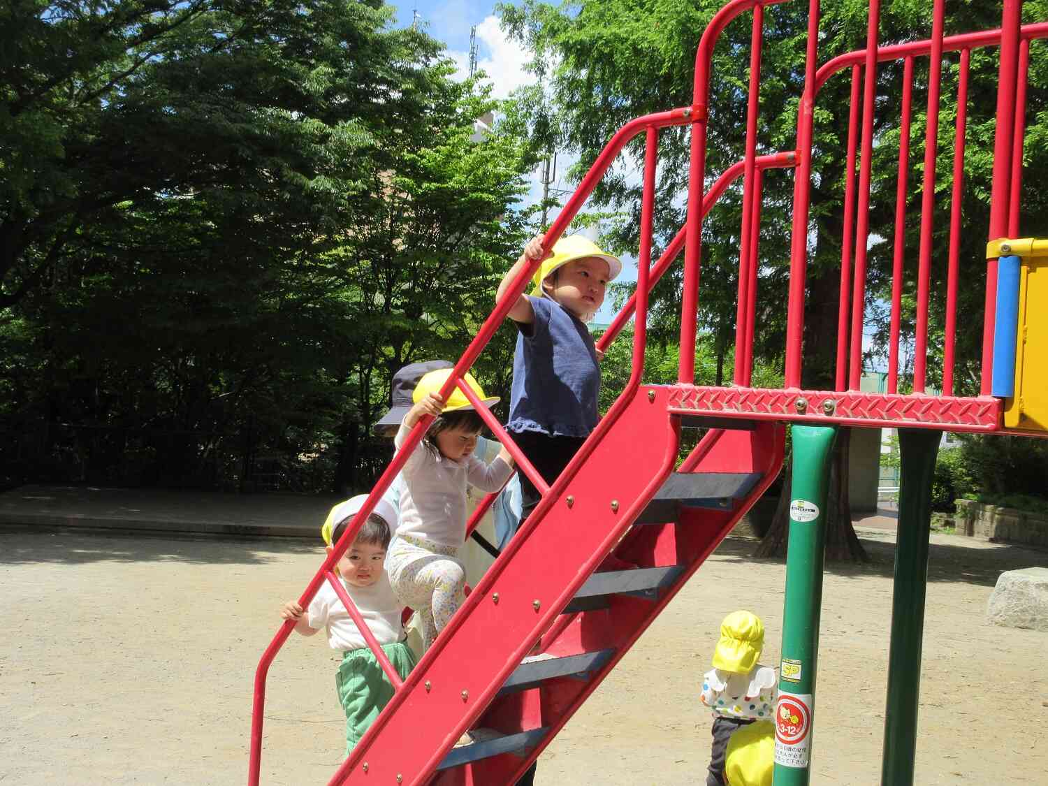 みんなで滑り台の階段をエッホ、エッホ・・