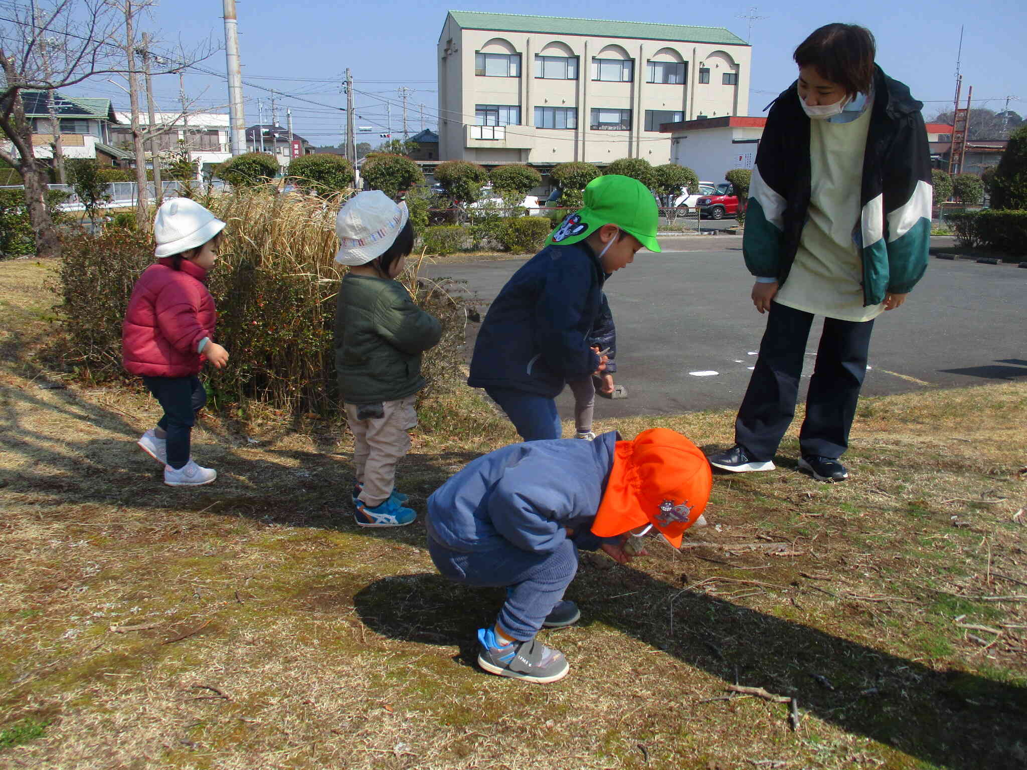 落ちている色々な物を拾って・・・