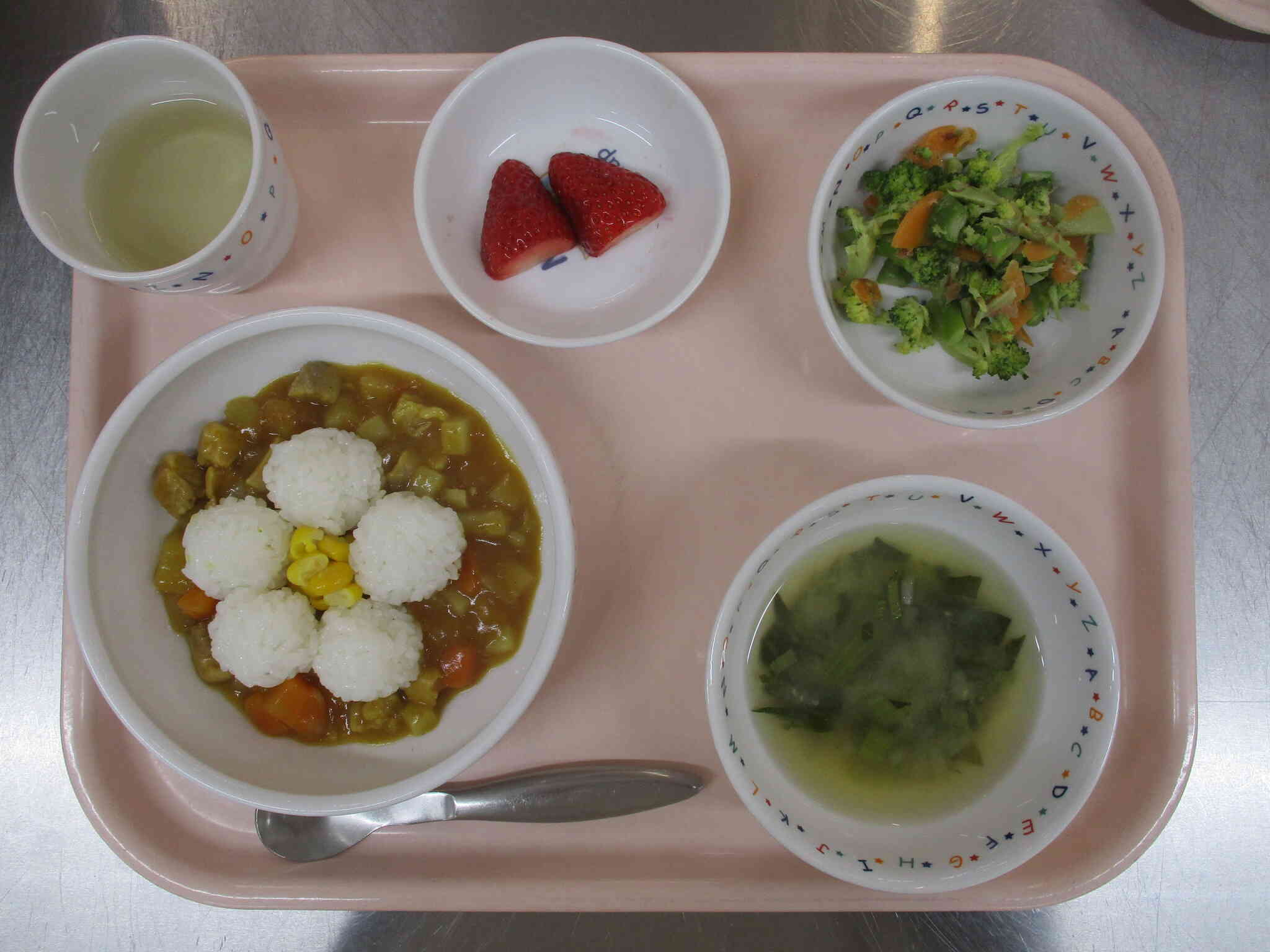 おはなのご飯が乗ったカレーです