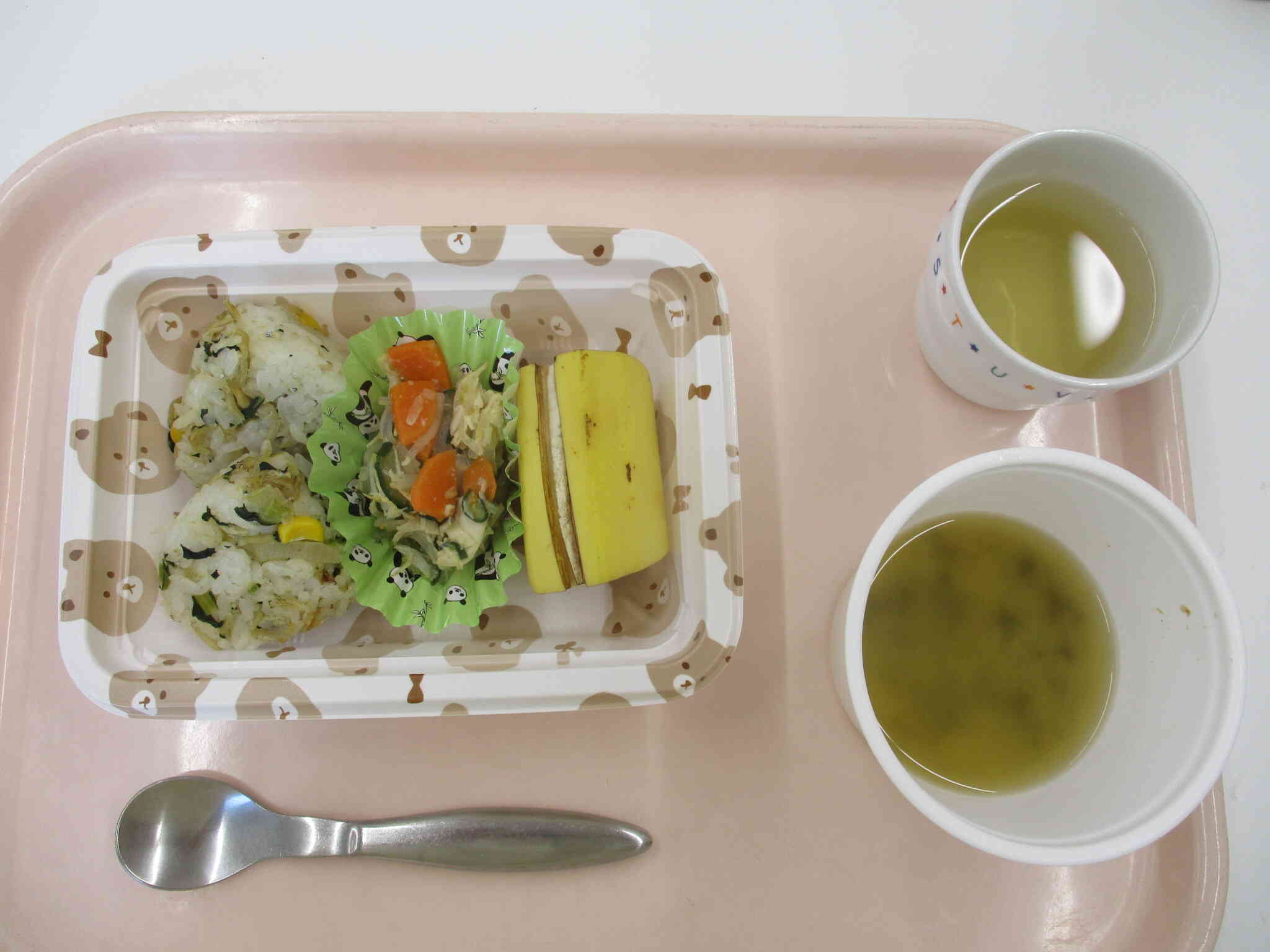 おべんとうの中身です。お味噌汁もあります！