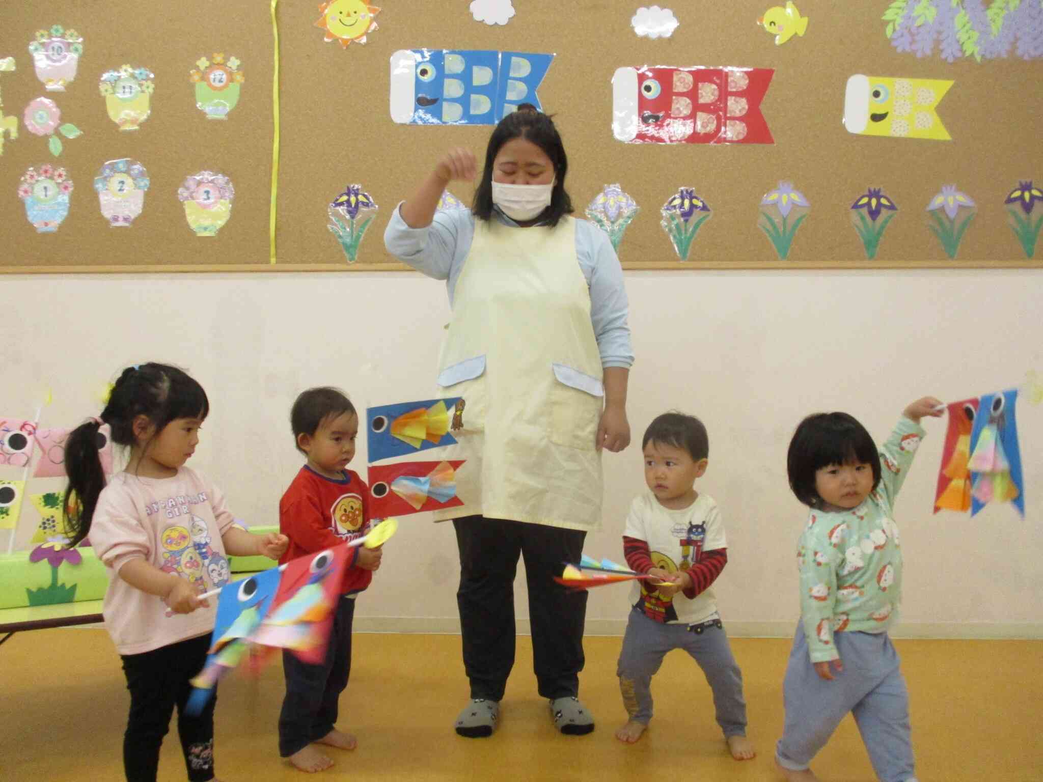 こいのぼり製作の紹介！うさぎ組（２歳児クラス）さんです。みんなそれぞれポーズを決めてかっこいい！！