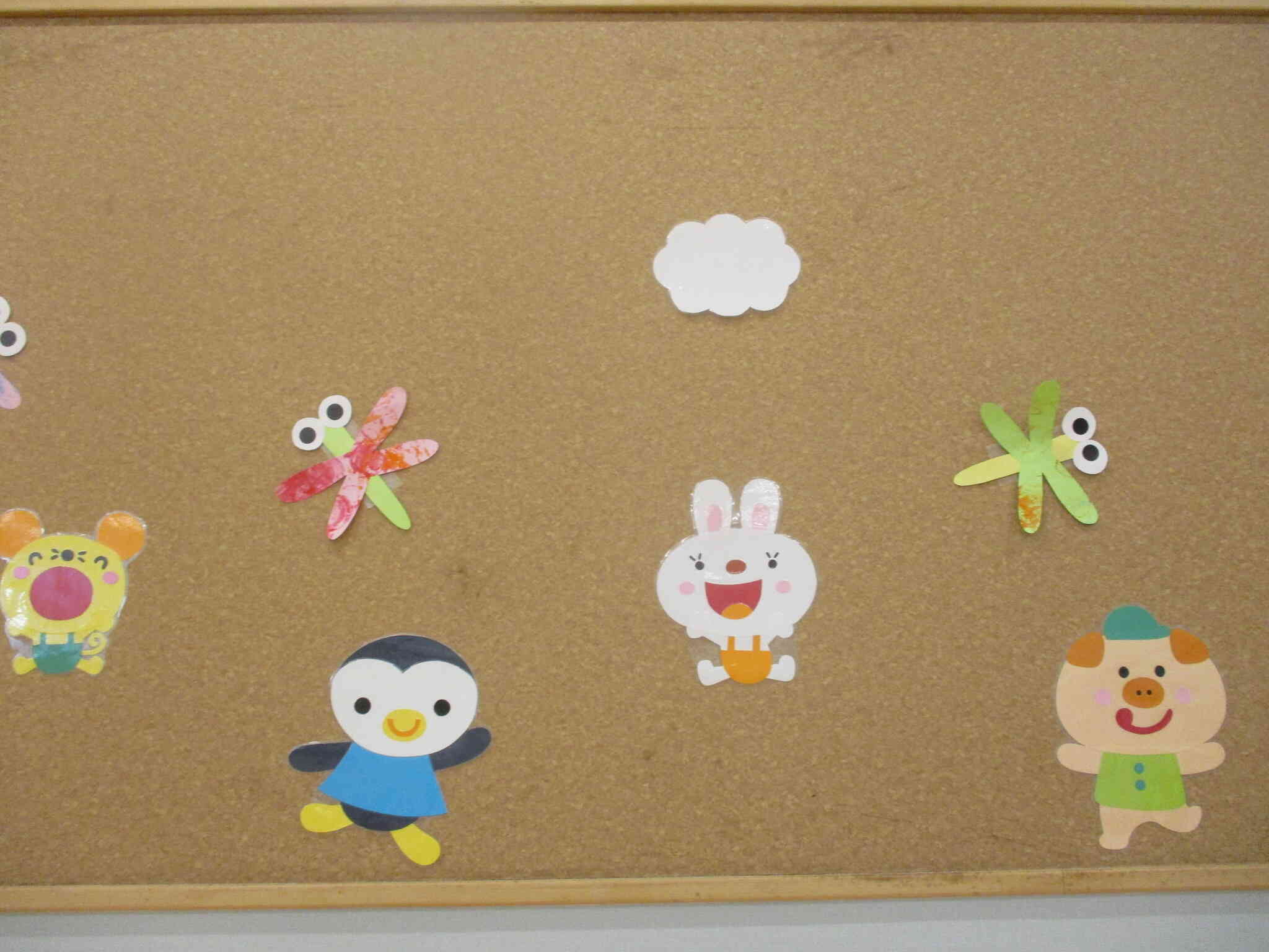 野菜スタンプの画用紙を使ってトンボを製作しました☆