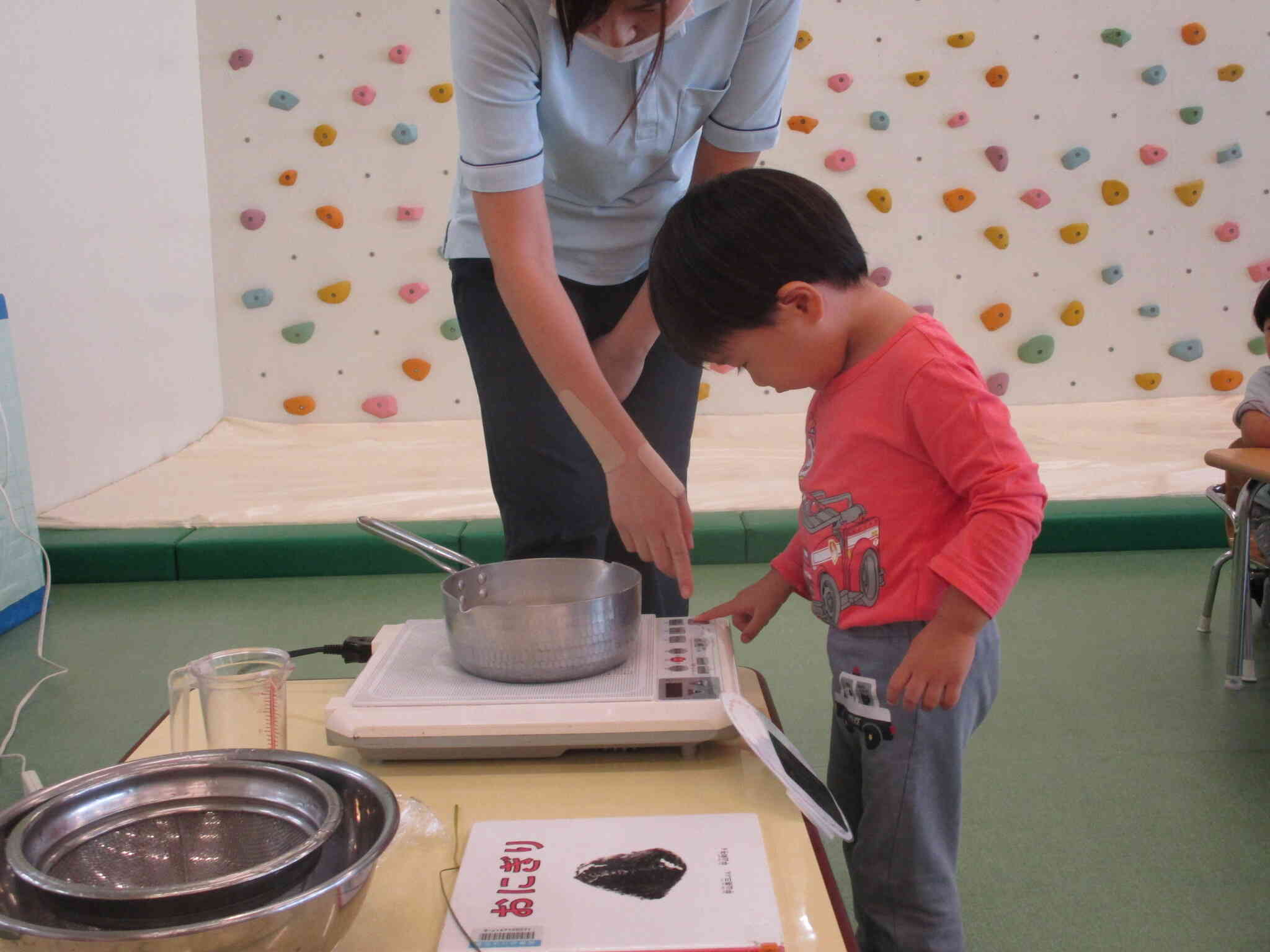 お鍋で炊きます。スイッチを・・・ピッ！