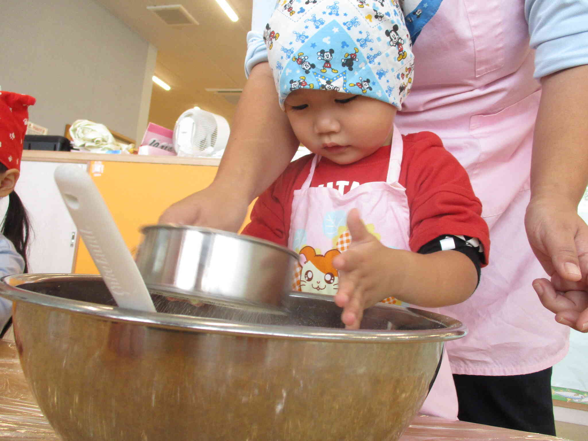 次は小麦粉をふるいにかけます