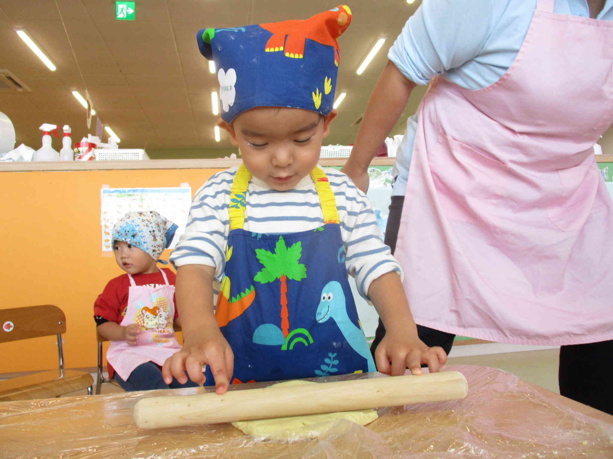 まとまった生地を伸ばします