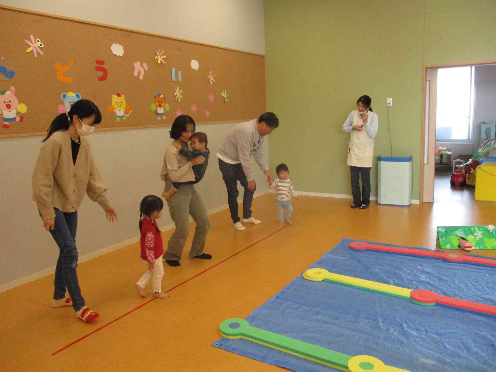 かけっこの後は、クラス毎に親子障害物競争！