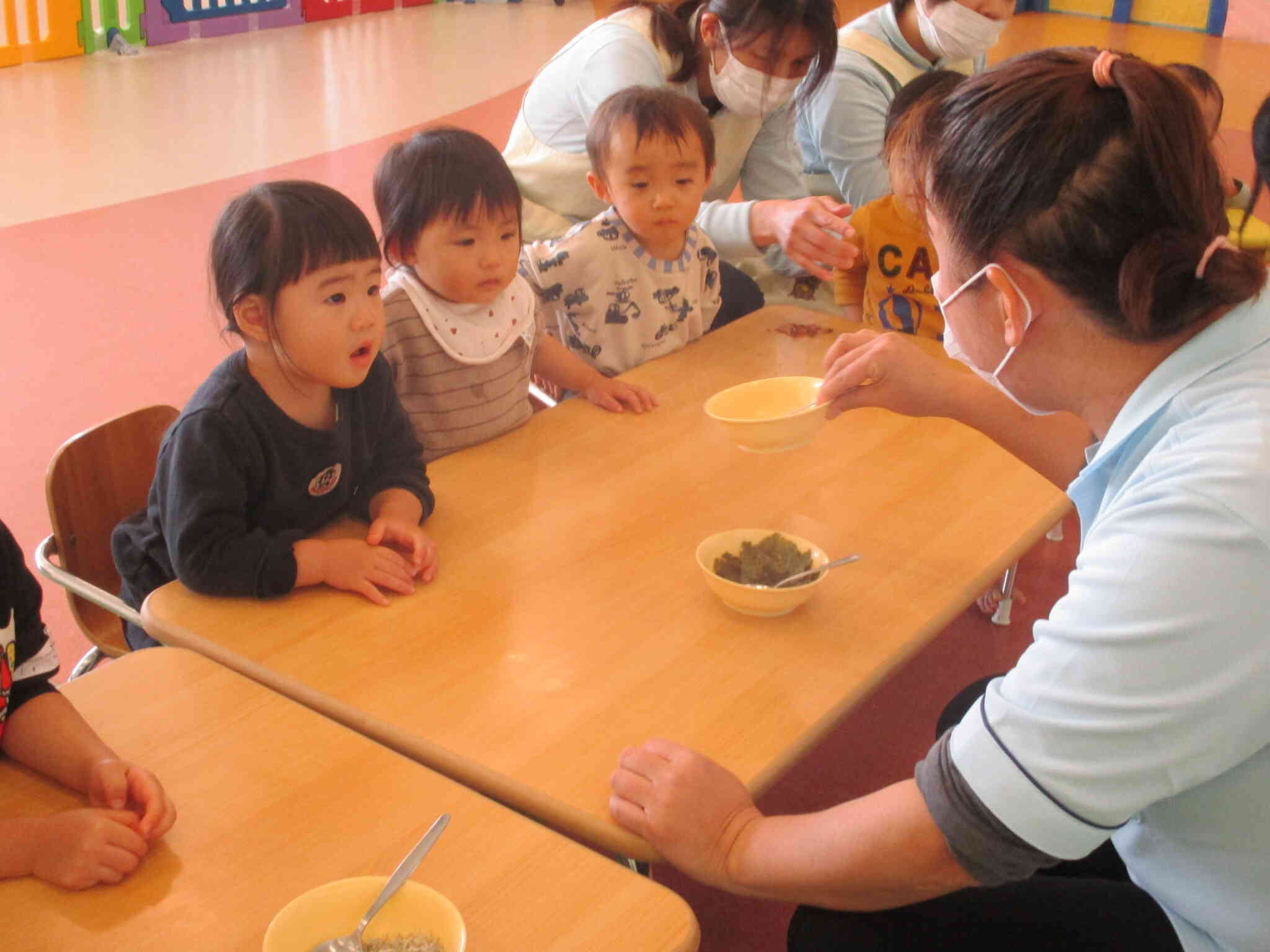 うさぎ組さん（２歳児クラス）が削ってくれたカツオ節とその他の具材は好きなものを選んですりました☆
