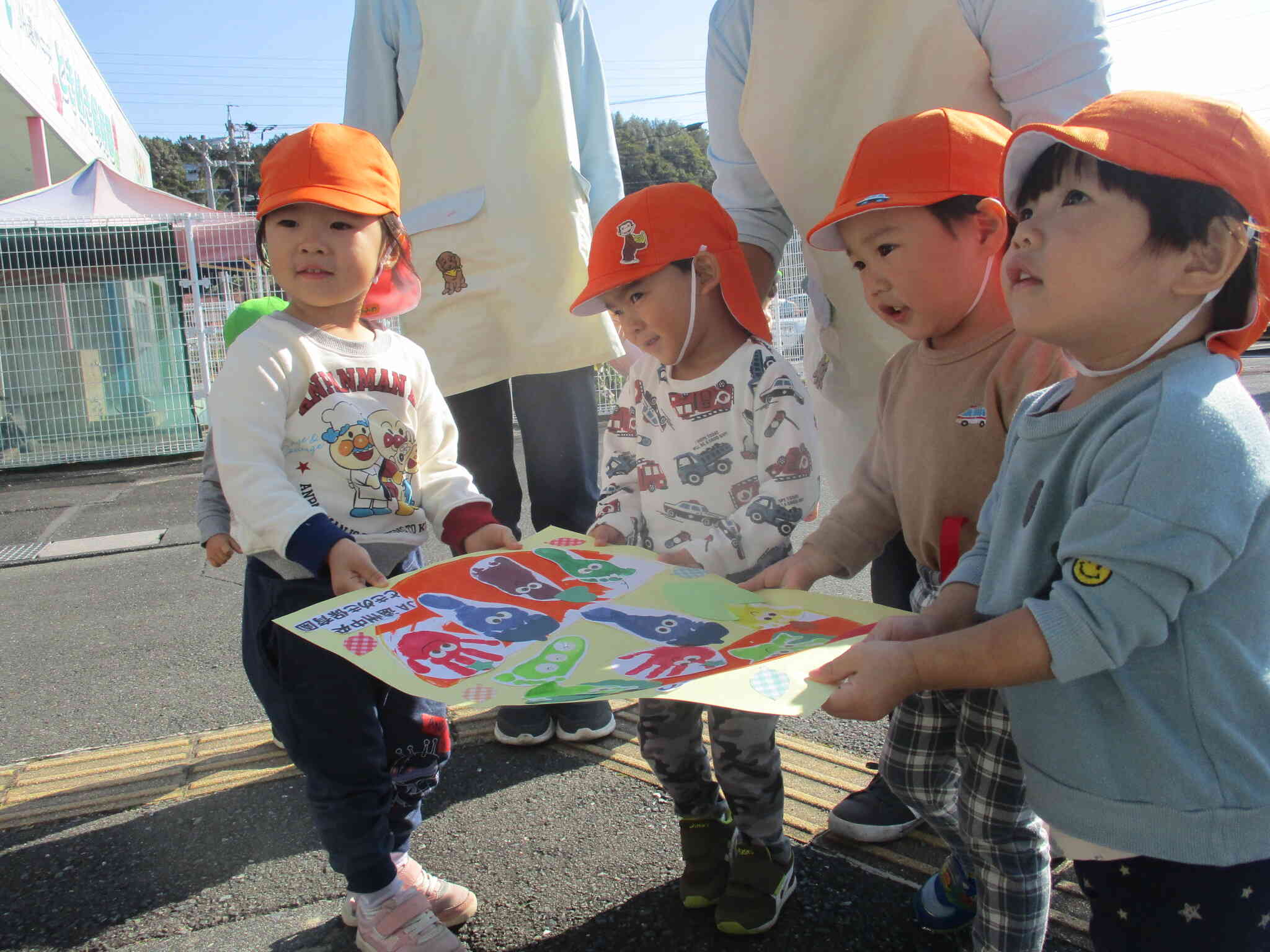 （勤労感謝の日）いつもお世話になっているお隣の豊田北支店さんにみんなで製作を渡しに行きました。