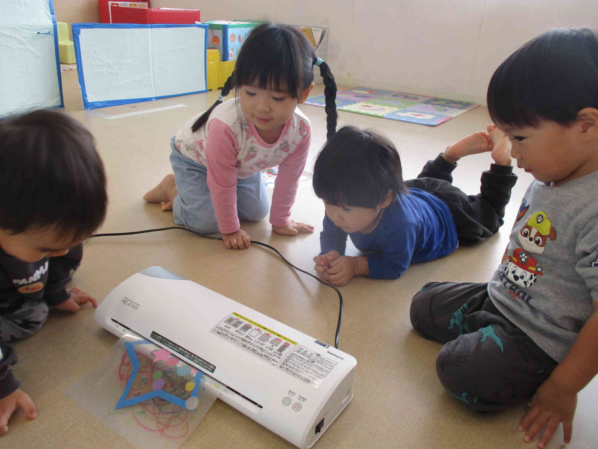 うさぎ組さん（２歳児クラス）は先生と一緒に安全に気をつけながらラミネート加工して飾りを作りました！